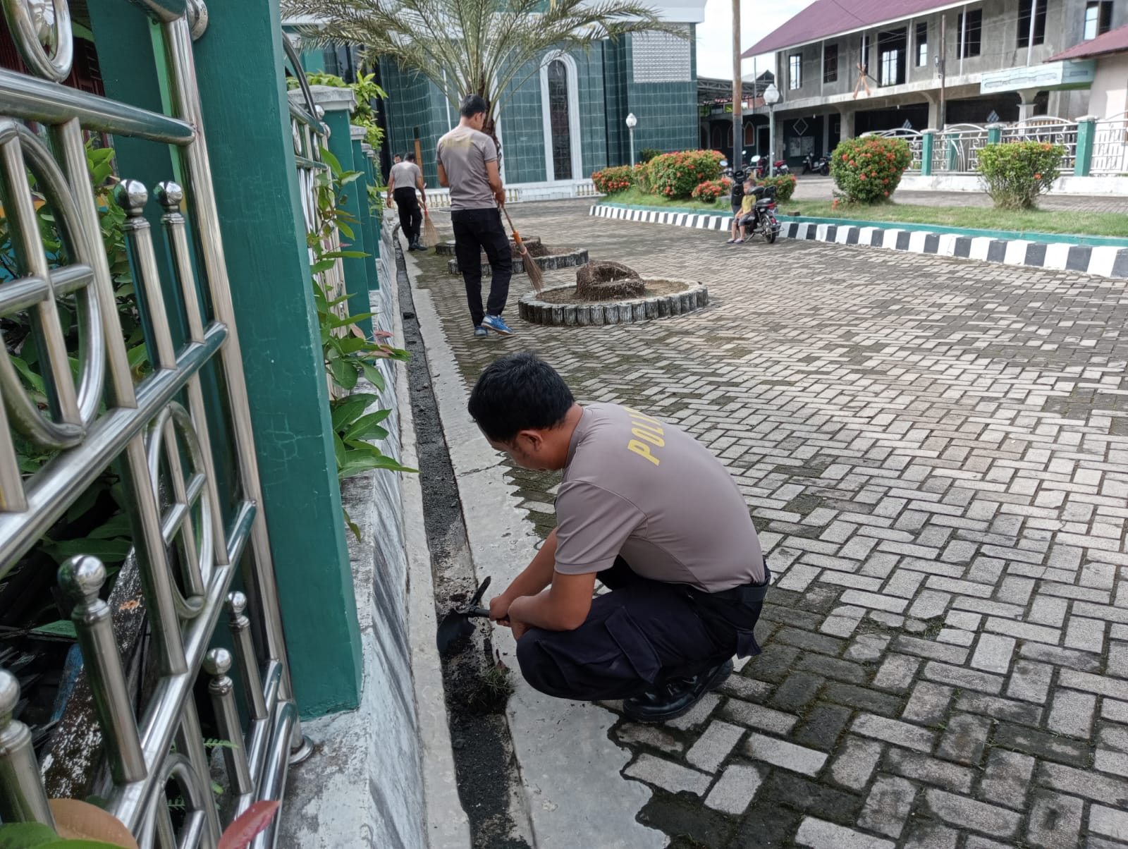 Polri Untuk Masyarakat, Polsek Sungai Pandan Bersih-Bersih Mesjid Baitul Mu’minin