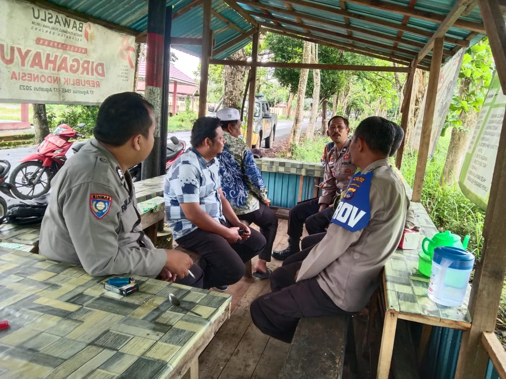 PERSONEL POLSEK BANJNANG MELAKSANAKAN KEGIATAN PATROLI DIALOGIS DAN MEMBERIKAN HIMBAUAN KAMTIBMAS