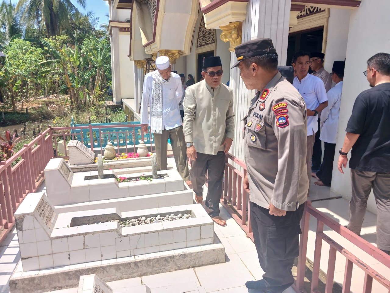 Polsek babirik bersama jajaran Pemkab HSU Melakukan  Ziarah dan Doa Bersama di Makam Tokoh Pendiri Kabupaten HSU, Alm. Akhmad Samidi
