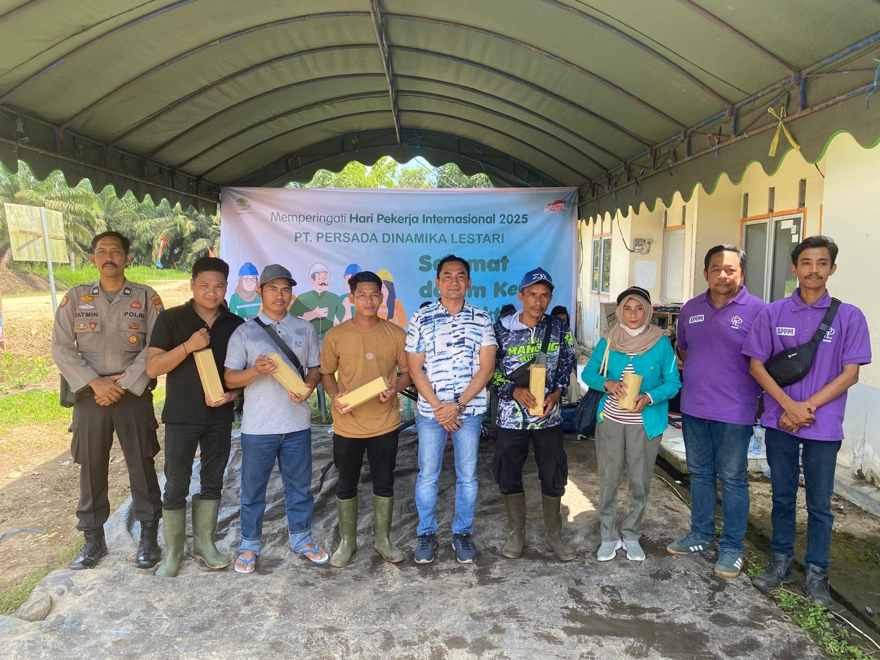 Polres Hulu Sungai Utara Mendukung penuh perayaan Hari Buruh (may day) di PT. Persada Dinamika Lestari Kec. Banjang Kab. HSU Guna Terciptanya kesejahteraan bersama.