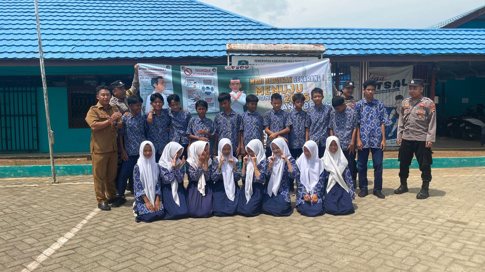 Polsek Danau Panggang Pasang Spanduk Himbauan Bahaya Narkoba di SMPN 1 Danau Panggang