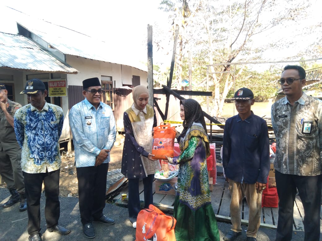 Polri Siap Mendukung Setiap Langkah Kemanusiaan, Bupati HSU Serahkan Bantuan Sembako Kepada Korban Kebakaran