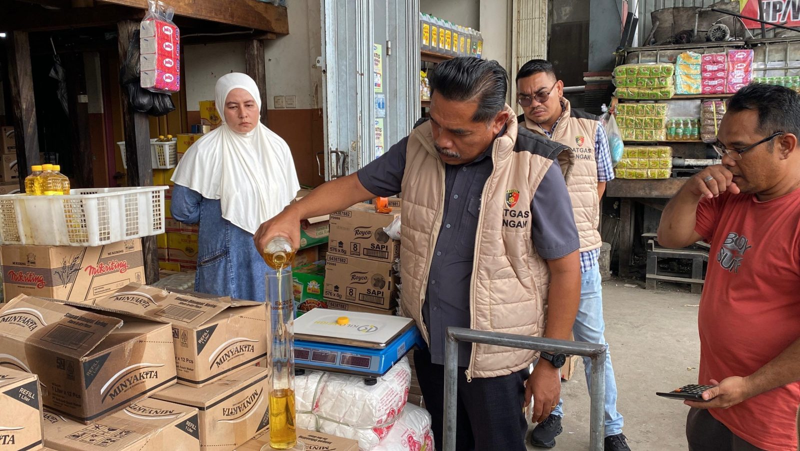 Pengecekan Minyakita Kembali Dilakukan, Satgas Pangan Ditreskrimsus Polda Kalsel Sambangi Toko Haji Ahim Banjarmasin