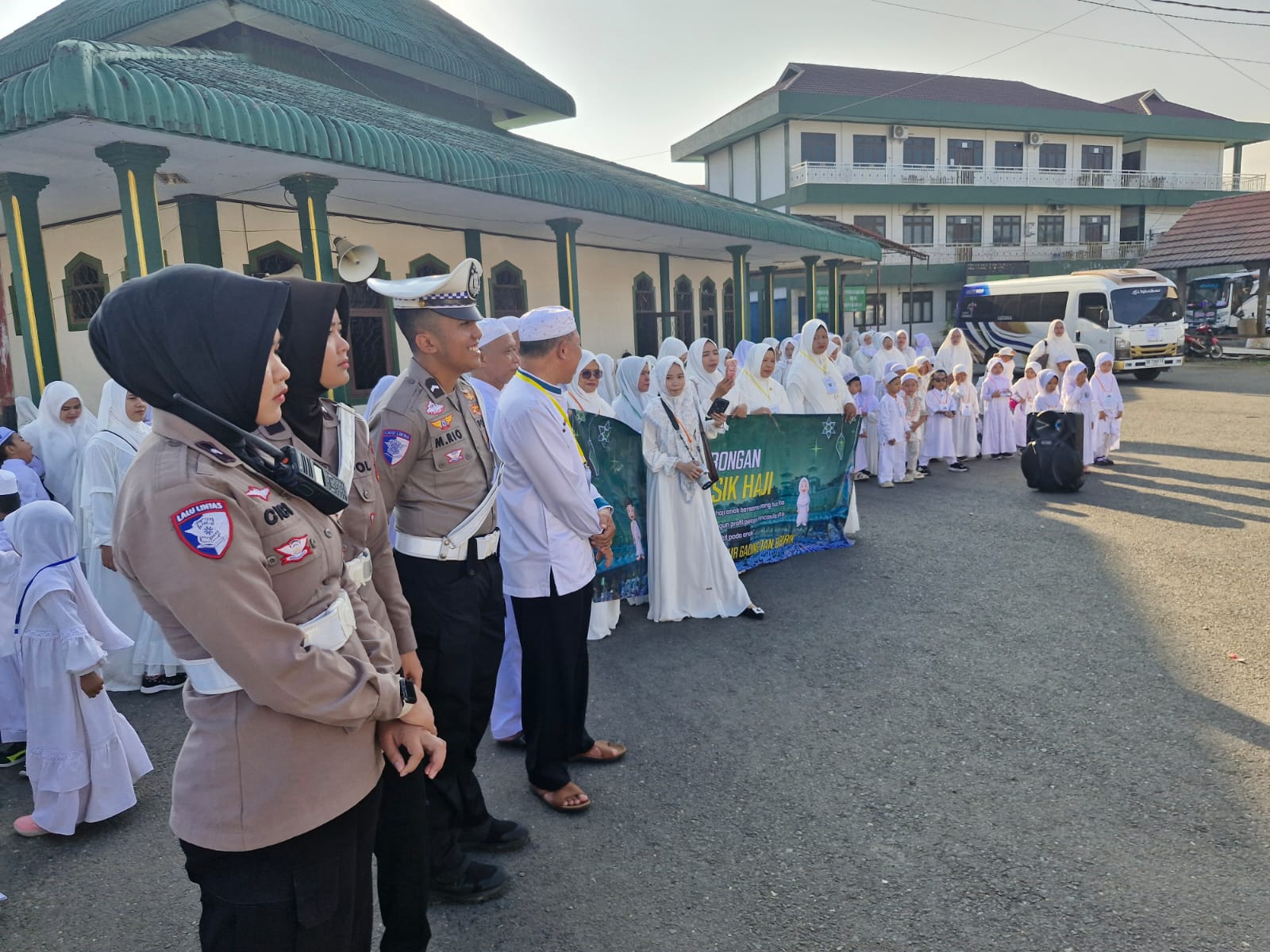 Satlantas Polres HSU Kawal Rombongan Kegiatan Keagamaan Menuju Masjid Raya Al Abrar Tanjung