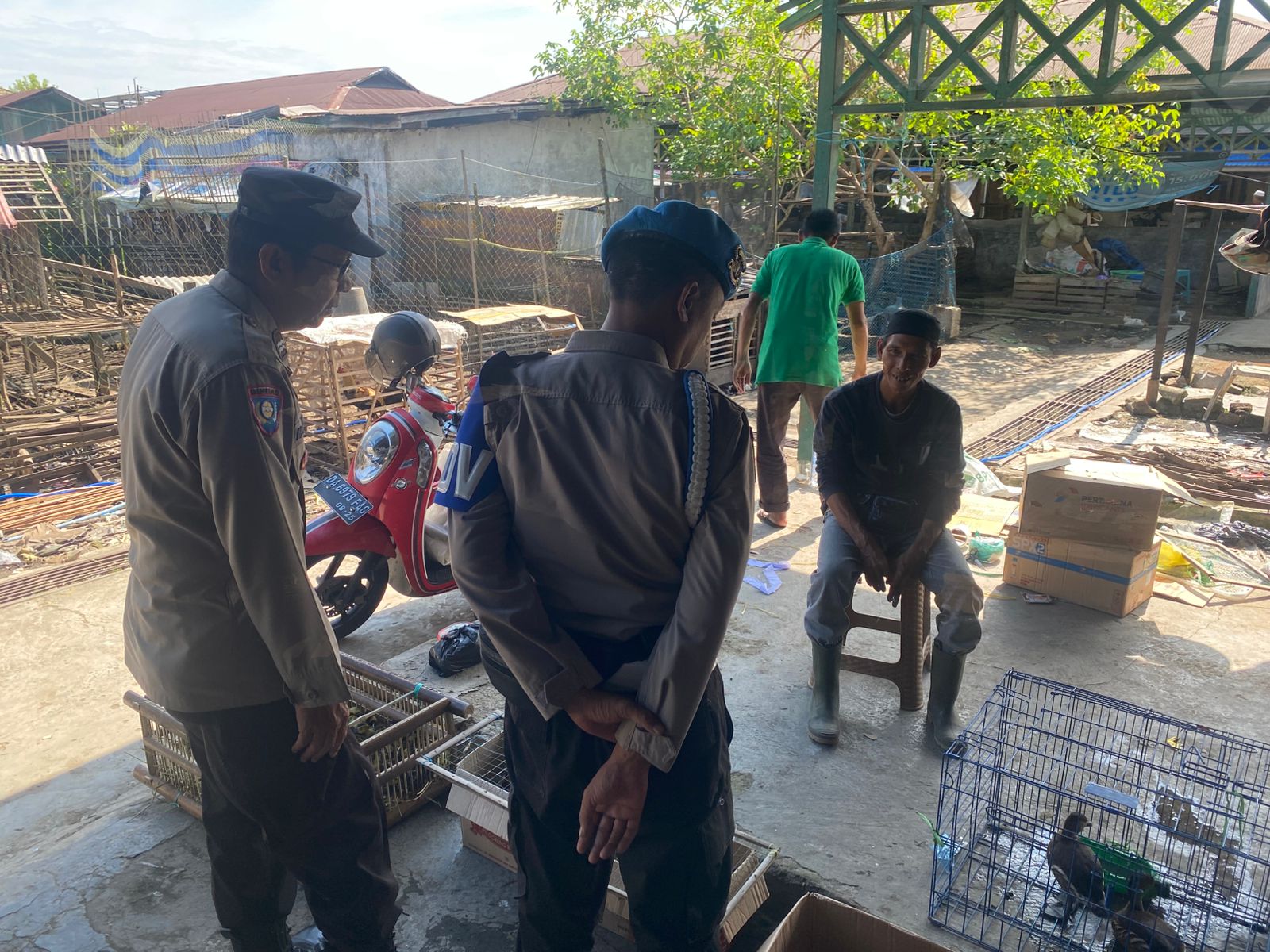 Dekatkan Diri dengan Warga, Polsek Sungai Pandan Gelar Patroli Dialogis di Pasar Alabio Amuntai – Komitmen dalam mewujudkan Polri yang Presisi terus dibuktikan jajaran Polsek Sungai Pandan, Polres Hulu Sungai Utara (HSU) melalui pelaksanaan Kegiatan Rutin Yang Ditingkatkan (KRYD) dengan pola patroli dialogis dan sambang warga. Kegiatan ini digelar pada Rabu, 14 Mei 2025, mulai pukul 09.30 WITA hingga 11.00 WITA di area Pasar Alabio, Kecamatan Sungai Pandan.  Dalam patroli tersebut, turut hadir tiga personel:  AIPTU H.M. Sayuti (Kanit Binmas)  AIPTU Abdul Muzakir (Kanit Propam)  BRIPKA Aribowo, S. (Anggota)  Menggunakan 1 unit kendaraan R4 dinas Polsek Sungai Pandan, para personel menyapa pedagang dan pengunjung pasar sambil menyampaikan pesan-pesan kamtibmas, mengajak masyarakat aktif menjaga keamanan lingkungan, serta menerima masukan dan keluhan yang berkembang di tengah masyarakat.  Kapolres HSU AKBP Agus Nuryanto, S.I.K., M.Si melalui Kasi Humas AKP Sulkani, SH menyatakan bahwa kegiatan ini merupakan bagian penting dari transformasi Polri yang menempatkan komunikasi langsung dengan masyarakat sebagai strategi utama pemeliharaan keamanan.  “Patroli dialogis bukan sekadar kegiatan rutinitas, tapi cara Polri membangun kepercayaan masyarakat. Kami hadir tidak hanya sebagai penegak hukum, tetapi juga sebagai mitra masyarakat dalam menciptakan lingkungan yang aman dan nyaman,” ujar AKP Sulkani.  Lebih lanjut, ia menegaskan bahwa pendekatan seperti ini mampu meningkatkan kewaspadaan masyarakat terhadap potensi tindak kejahatan, serta menjadi sarana Polri untuk memahami kondisi sosial secara langsung.  Hasil Kegiatan: Meningkatkan kehadiran Polri di ruang publik sebagai simbol rasa aman;  Menumbuhkan kedekatan dan kepercayaan masyarakat terhadap institusi Polri (trust building);  Memperkuat sinergi dalam menjaga harkamtibmas di wilayah hukum Polsek Sungai Pandan.  Polsek Sungai Pandan berkomitmen untuk terus melaksanakan kegiatan serupa secara berkelanjutan sebagai bagian dari program Polri Presisi – Prediktif, Responsibilitas, dan Transparansi Berkeadilan demi mewujudkan keamanan yang humanis dan berbasis pada kebutuhan masyarakat.