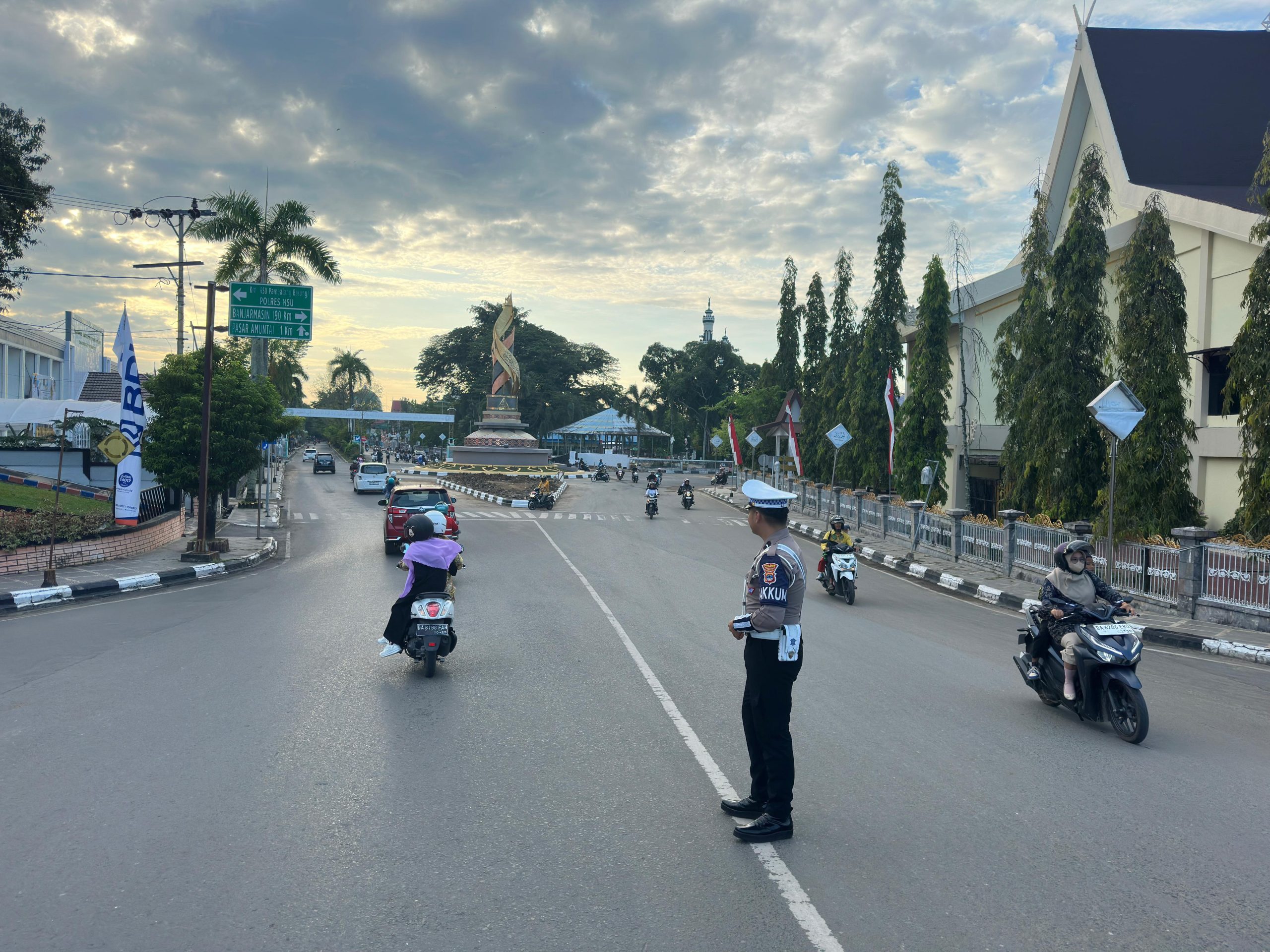 Satlantas Polres HSU Laksanakan Apel Pagi dan Pengamanan Pagi untuk Menciptakan Kamseltibcarlantas yang Kondusif di Daerah Hukum Polres HSU
