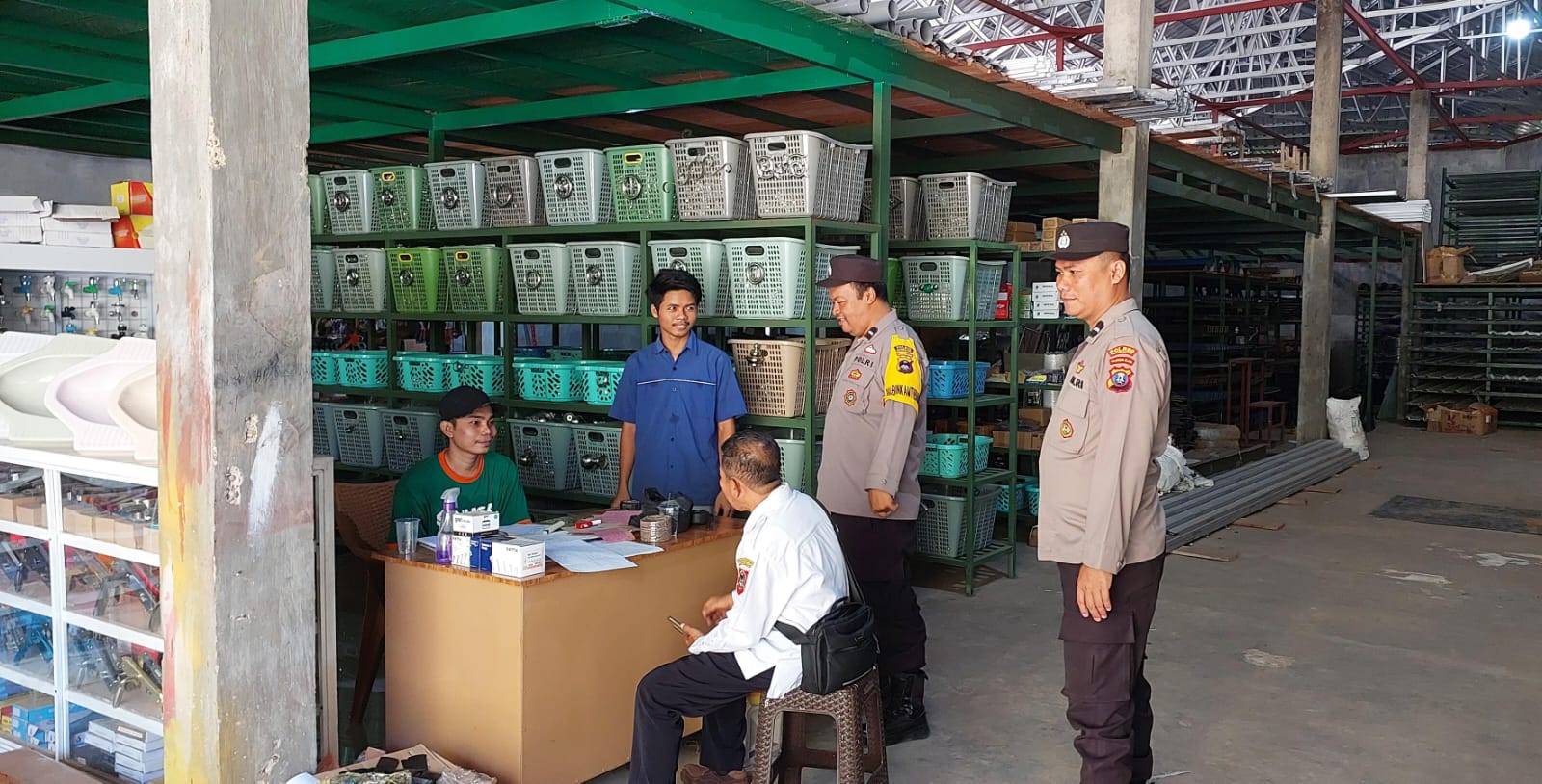 Polsek Amuntai Selatan Laksanakan Patroli Dialogis di Desa Teluk Paring untuk Ciptakan Kamtibmas Kondusif