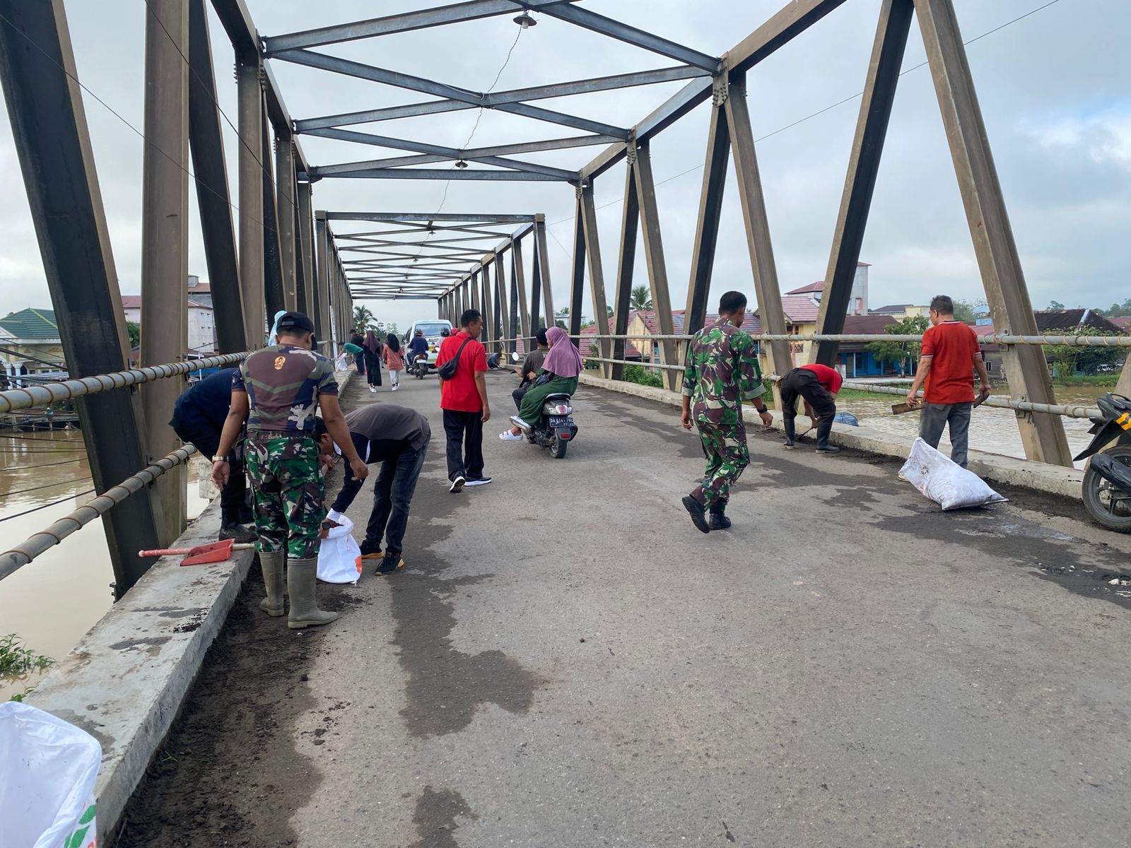 Gerakan Jum’at Bersih di Sungai Pandan, Meningkatkan Kesadaran Kebersihan Lingkungan