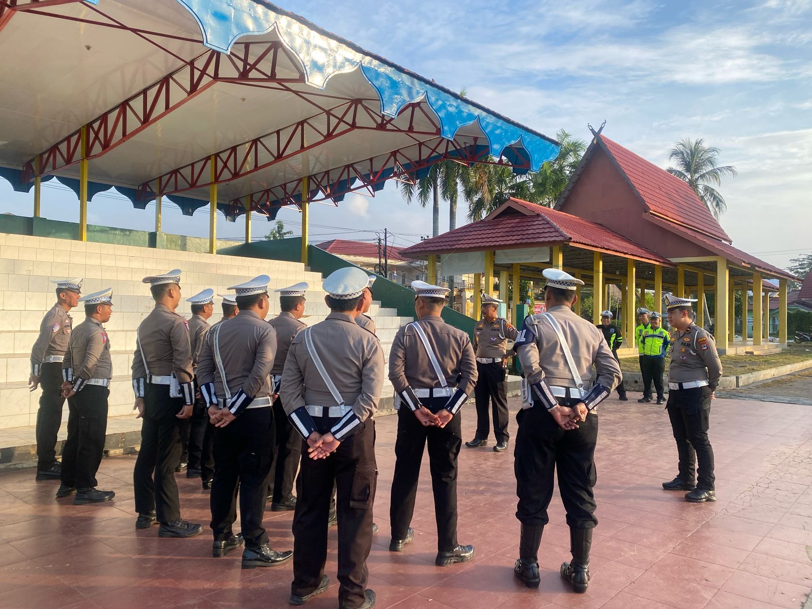Satlantas Polres HSU Gelar Apel Pagi dan Pengamanan Lalu Lintas, Wujudkan Kamseltibcarlantas Yang Kondusif di Kabupaten Hulu Sungai Utara