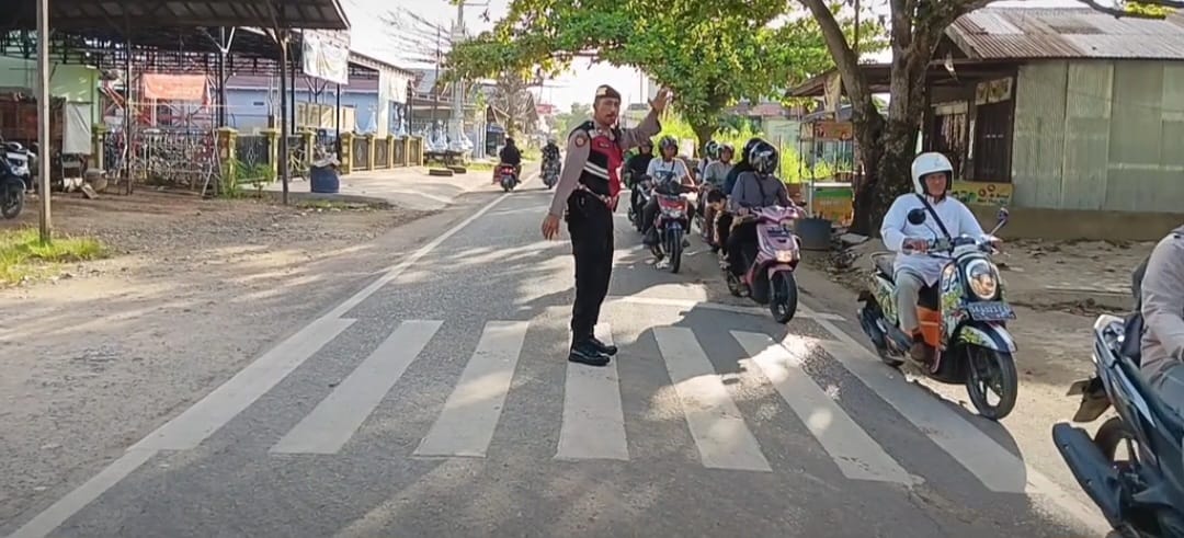 Kanit Samapta Polsek Banjang Laksanakan Patroli dan Pengaturan Lalu Lintas di Sekolah Ukhuwah