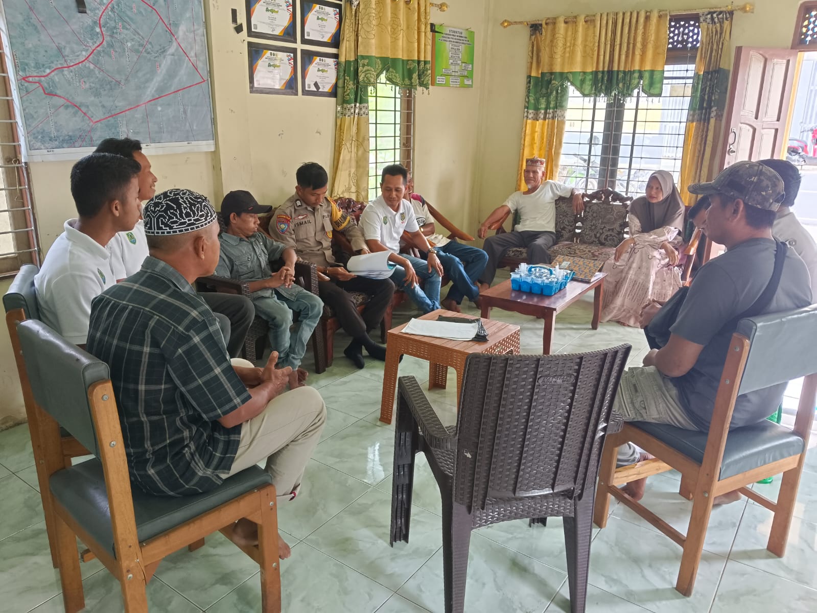 Patroli Dialogis dan Sambang Bhabinkamtibmas Polsek Sungai Pandan Ciptakan Situasi Aman dan Kondusif