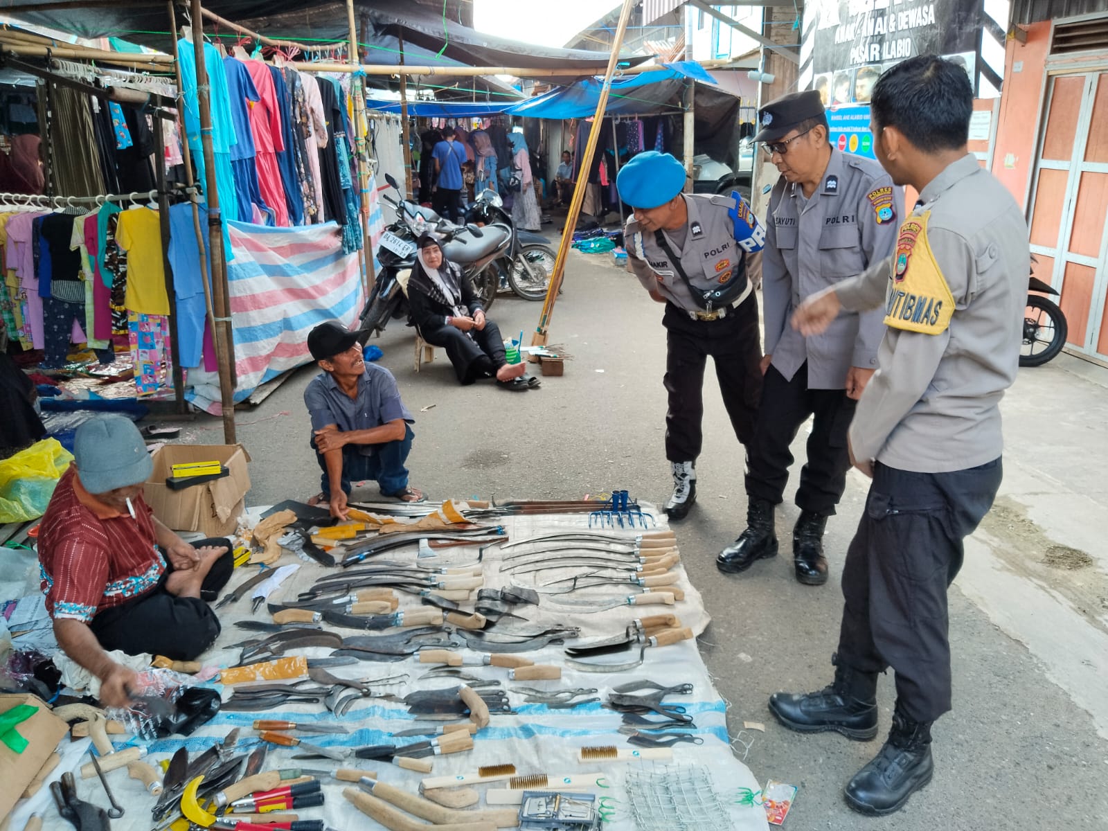 Polsek Sungai Pandan Intensifkan Patroli Dialogis dan Sambang di Pasar Alabio, Wujudkan Polri PRESISI dan Bangun Kepercayaan Masyarakat