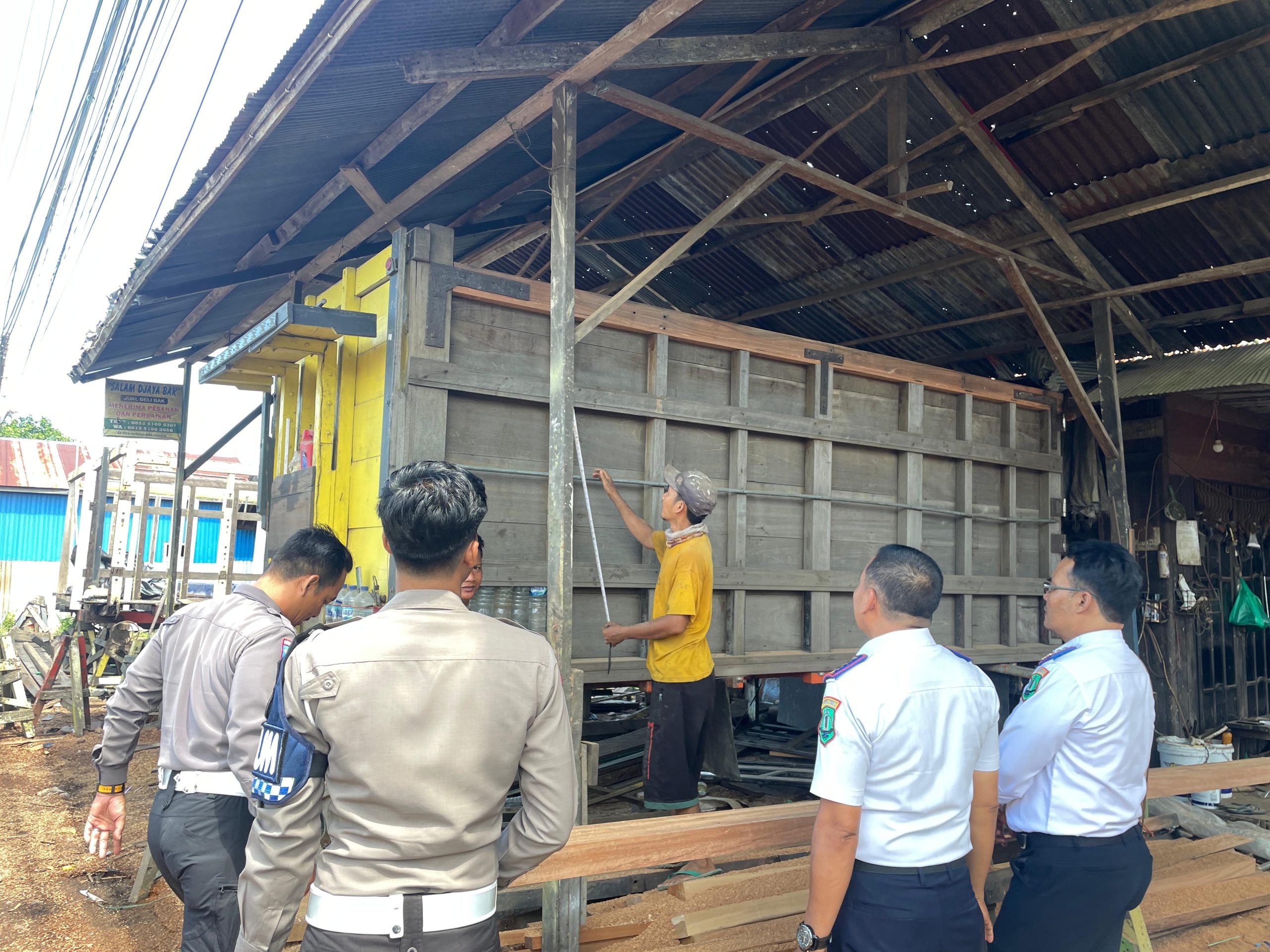 Satlantas Polres HSU Bersama Dishub Gelar Sosialisasi dan Pemeriksaan Overdimensi-Overload, Pastikan Angkutan Barang Aman dan Sesuai Aturan