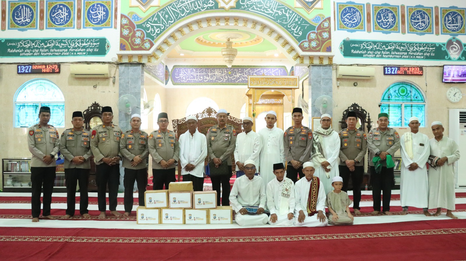 POLRES HULU SUNGAI UTARA MELAKSANAKAN KEGIATAN JUM’AT KELILING DAN JUM’AT BERKAH DI MESJID NOOR THAIBAH DESA PASAR SENIN