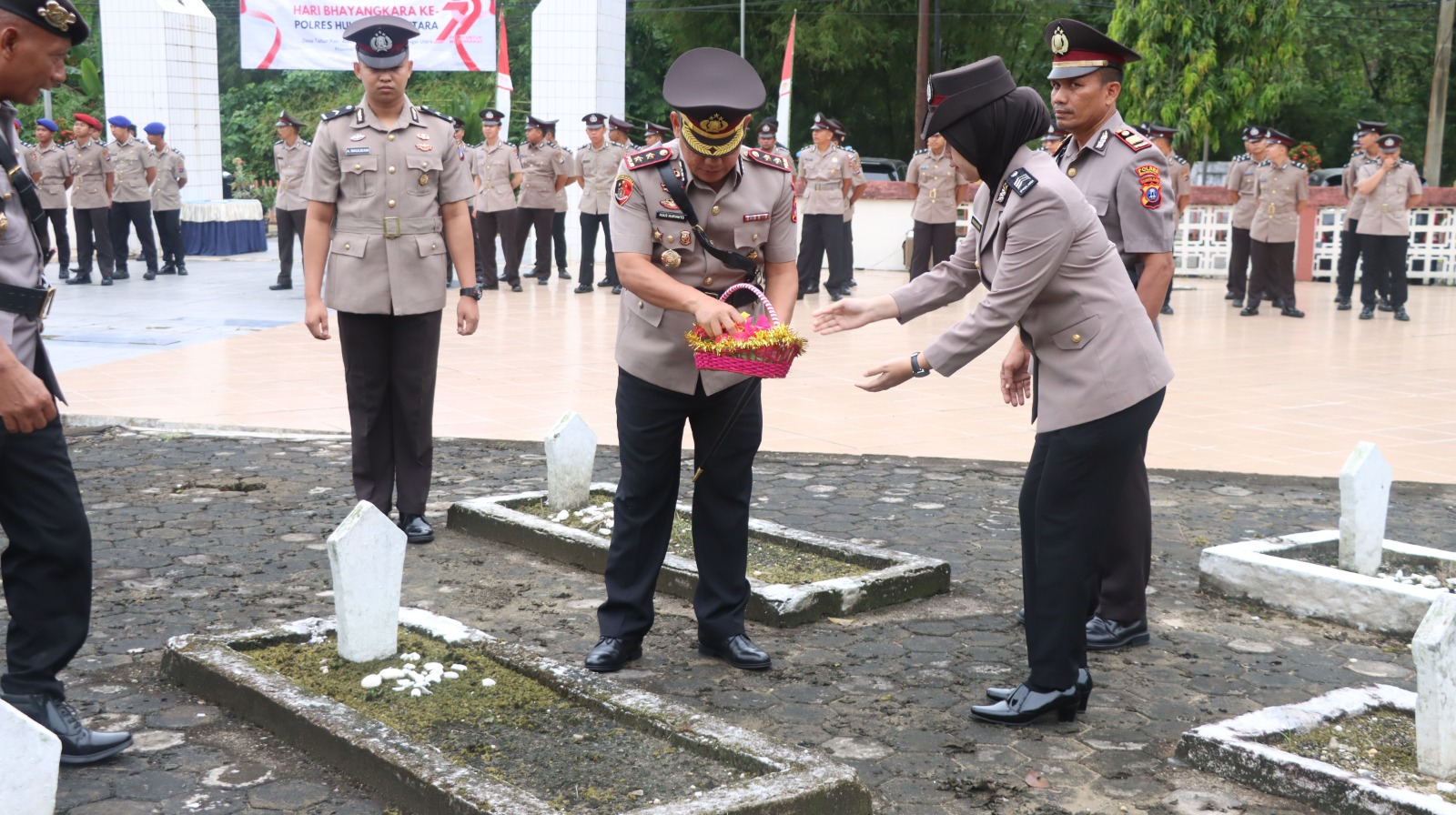 Polres HSU Gelar Ziarah dan Tabur Bunga di TMP Tabur, Hormati Jasa Pahlawan Sambut HUT Bhayangkara ke-79
