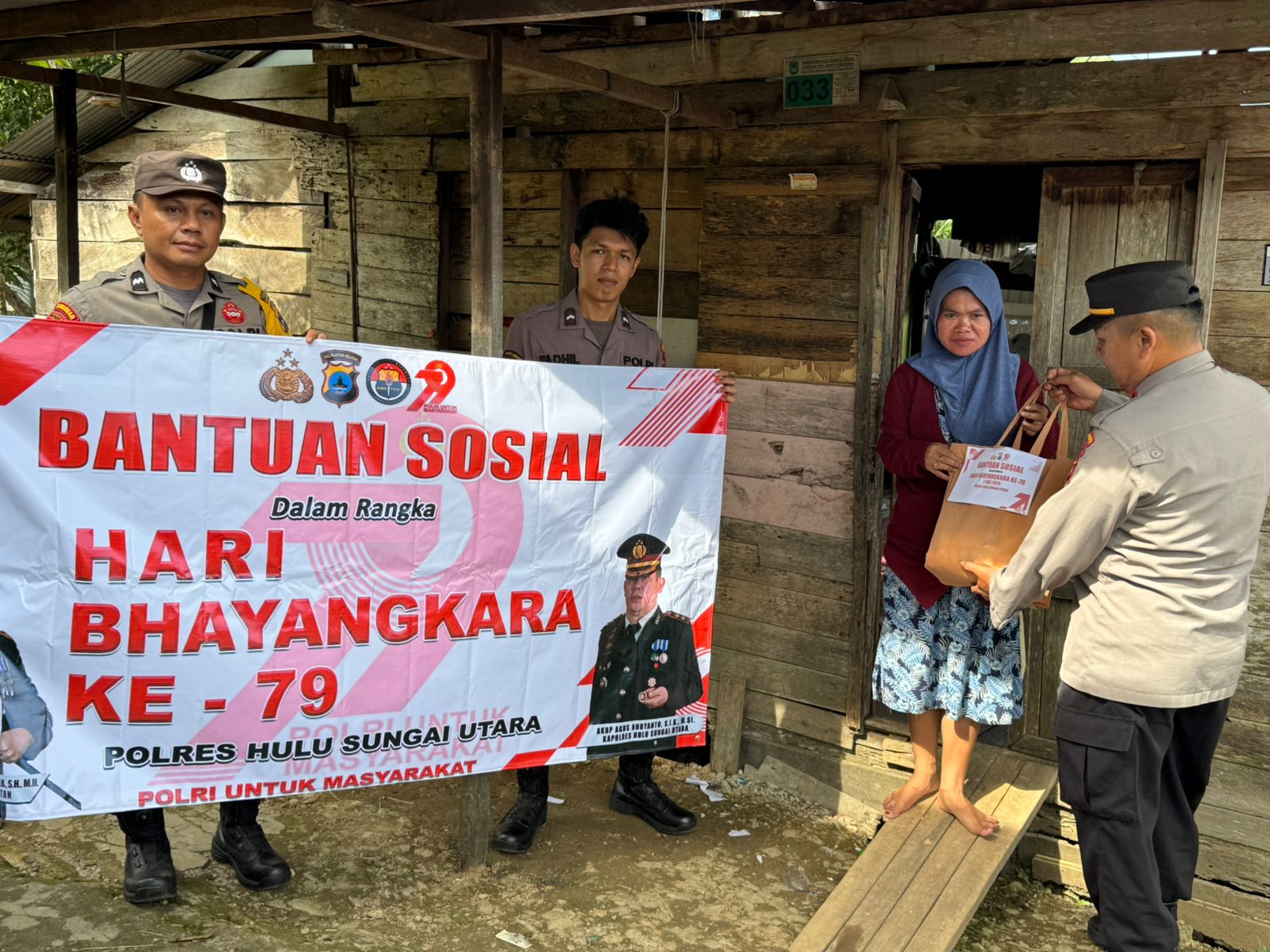Polsek Babirik Laksanakan Pembagian Bansos dalam Rangka Hari Bhayangkara Ke-79