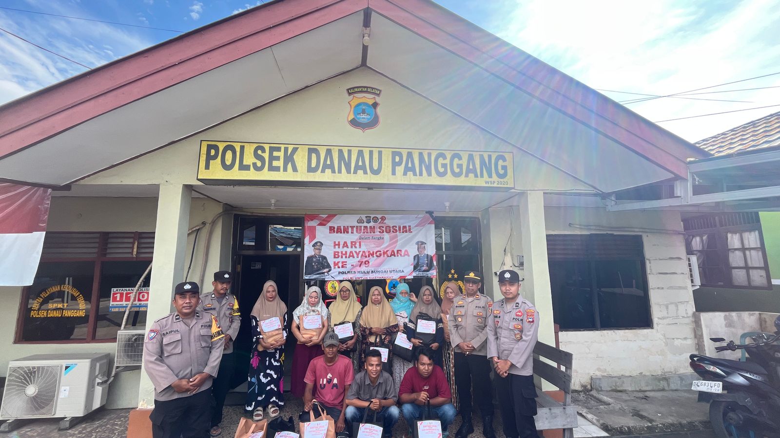 Polsek Danau Panggang Laksanakan Pembagian Bansos dalam Rangka HUT Bhayangkara ke-79 di Kecamatan Danau Panggang