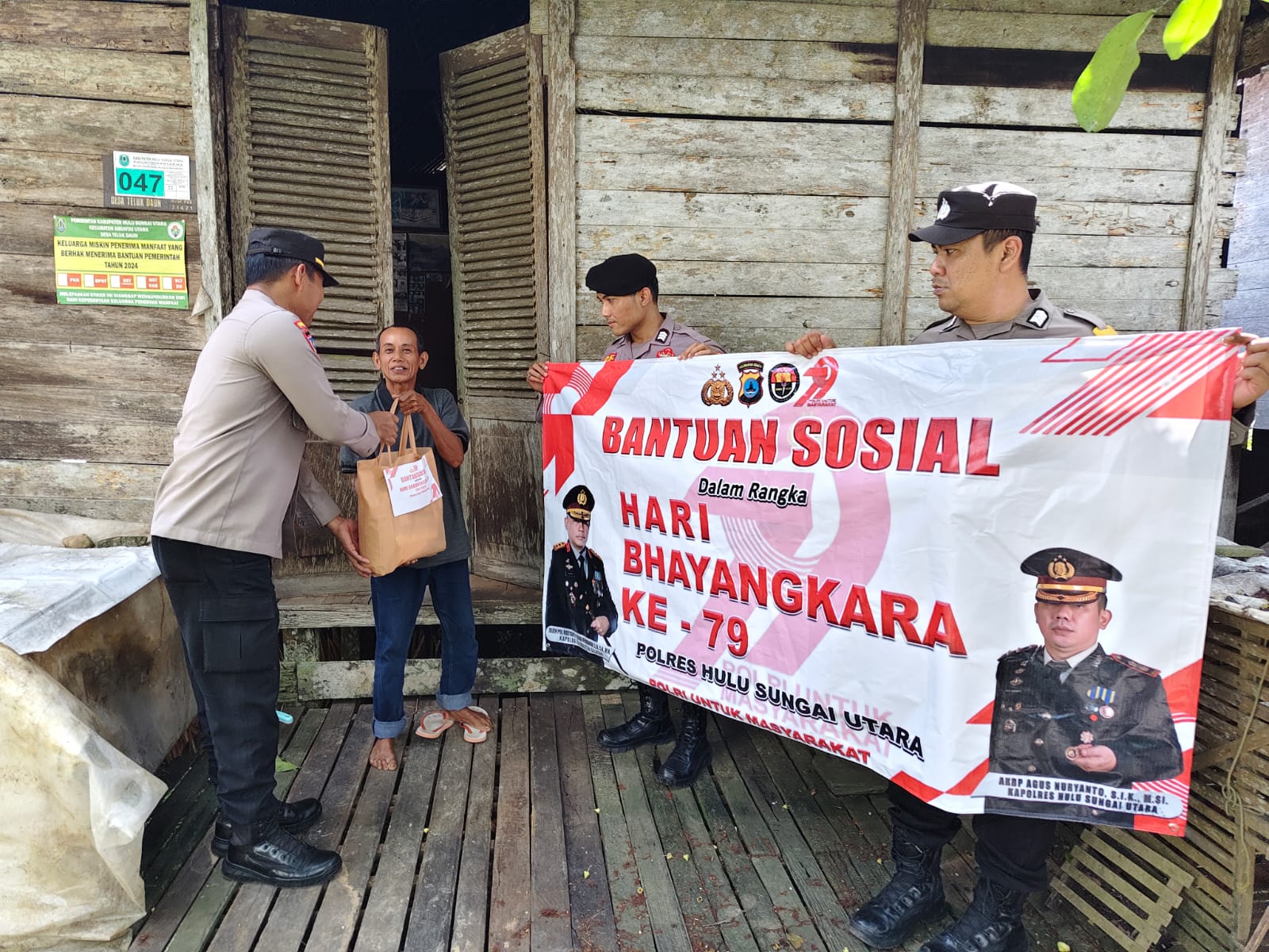 Polsek Amuntai Utara Laksanakan Penyaluran Bansos dalam Rangka Hari Bhayangkara Ke-79