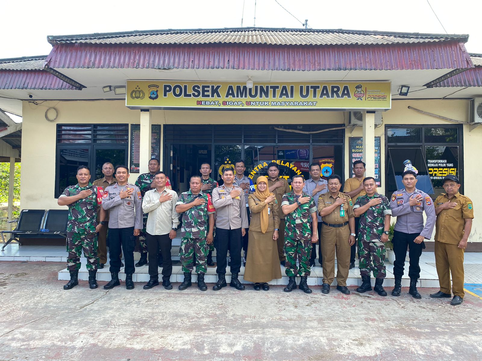 Bersama Bangun Sinergi, Koramil dan Camat Kunjungi Polsek Amuntai Utara di Momen HUT Bhayangkara ke-79