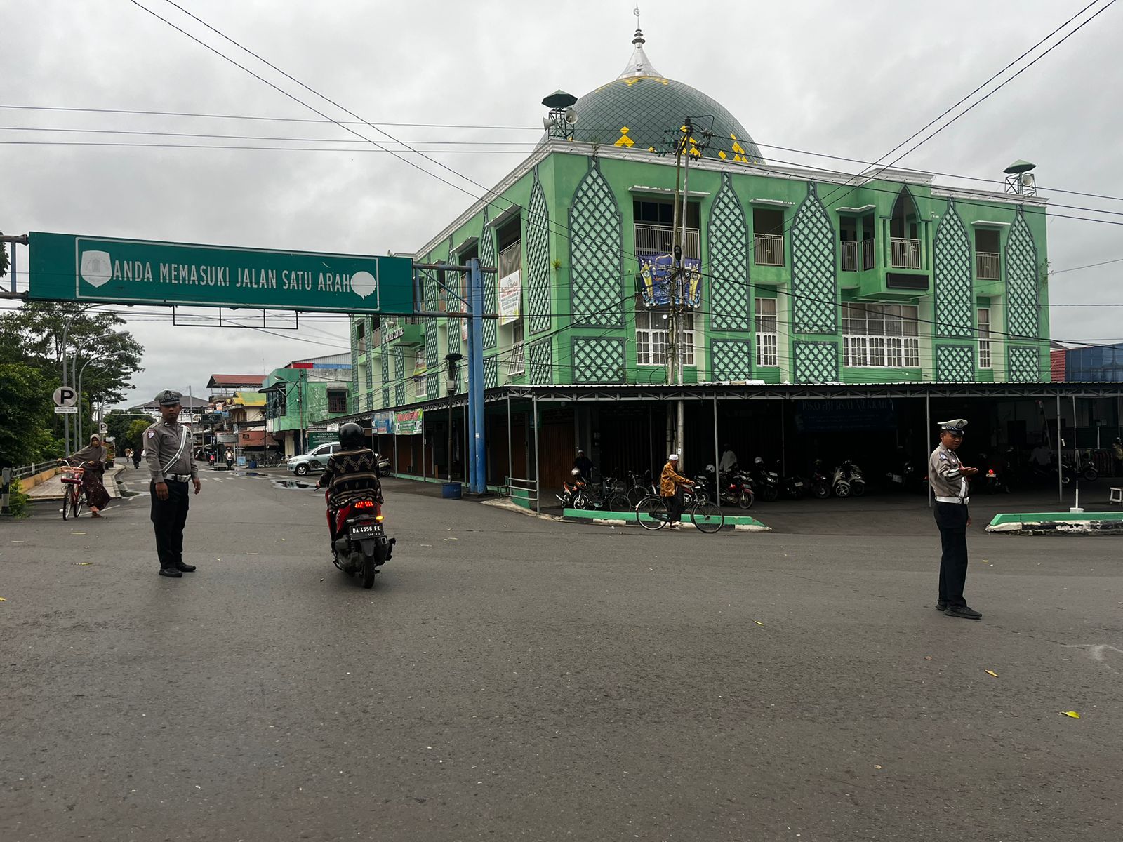Satlantas Polres HSU Gelar Apel Pagi dan Pengamanan Jalur, Wujudkan Lalu Lintas Aman dan Tertib di Amuntai