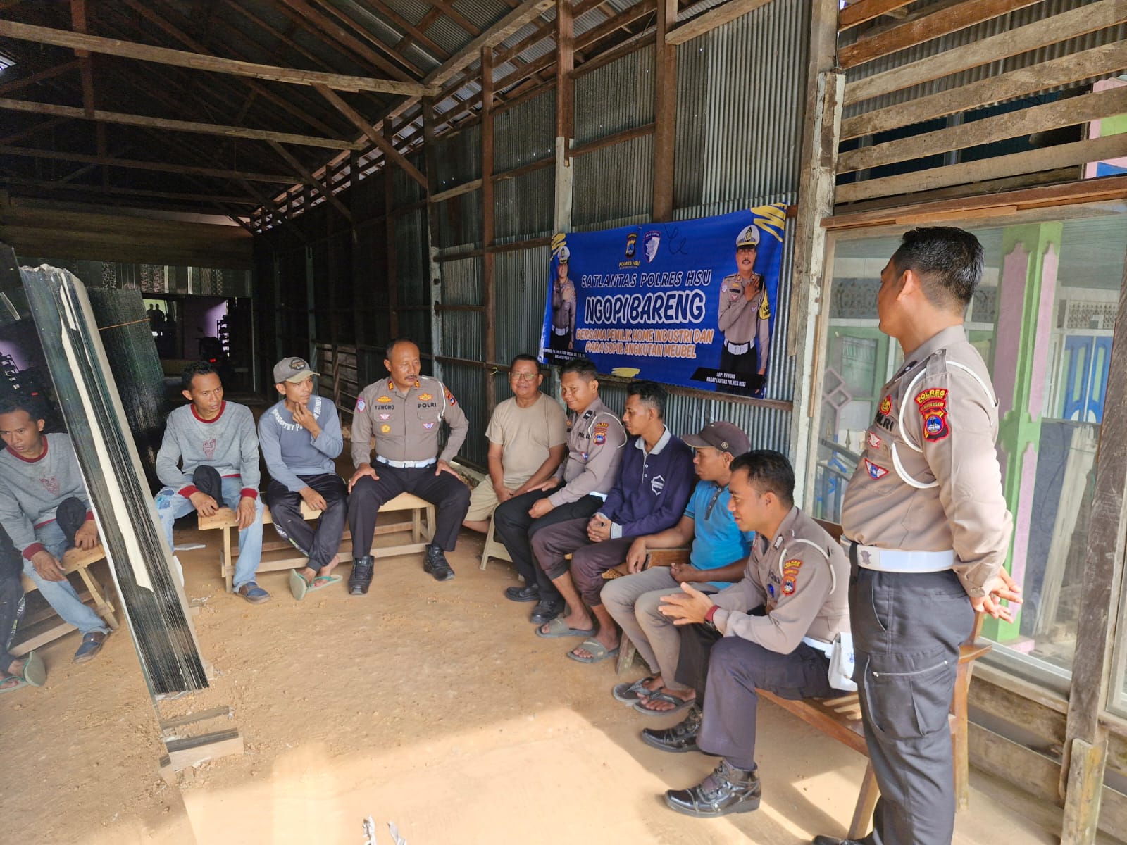 Sat lantas Polres HSU Gelar Program ‘Ngopi Bareng’ Bersama Pemilik Home Industri dan Sopir Angkutan Meubel