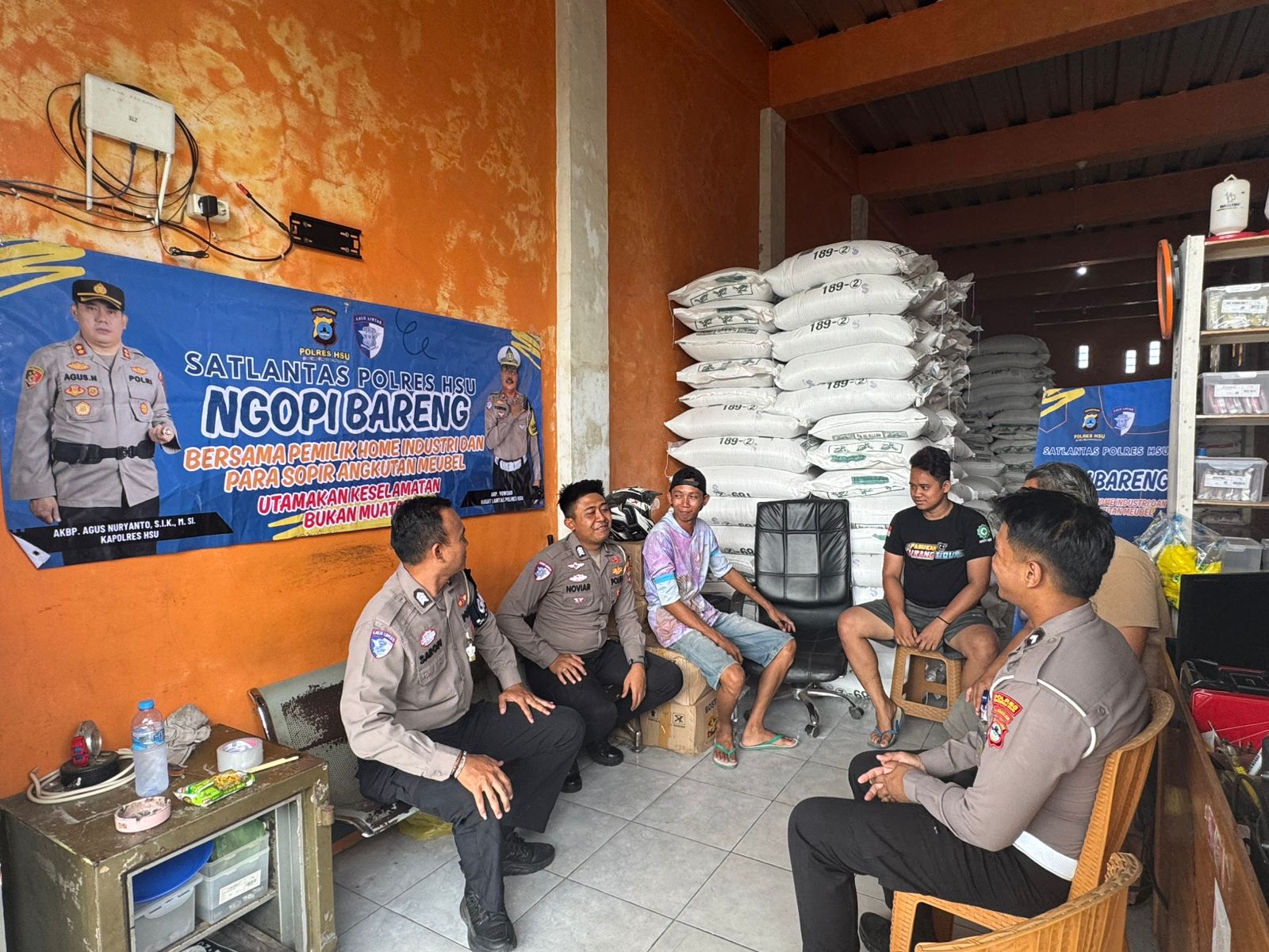 Sat Lantas Polres HSU Gelar “Ngopi Bareng” Bersama Pemilik Home Industri dan Sopir Angkutan Meubel