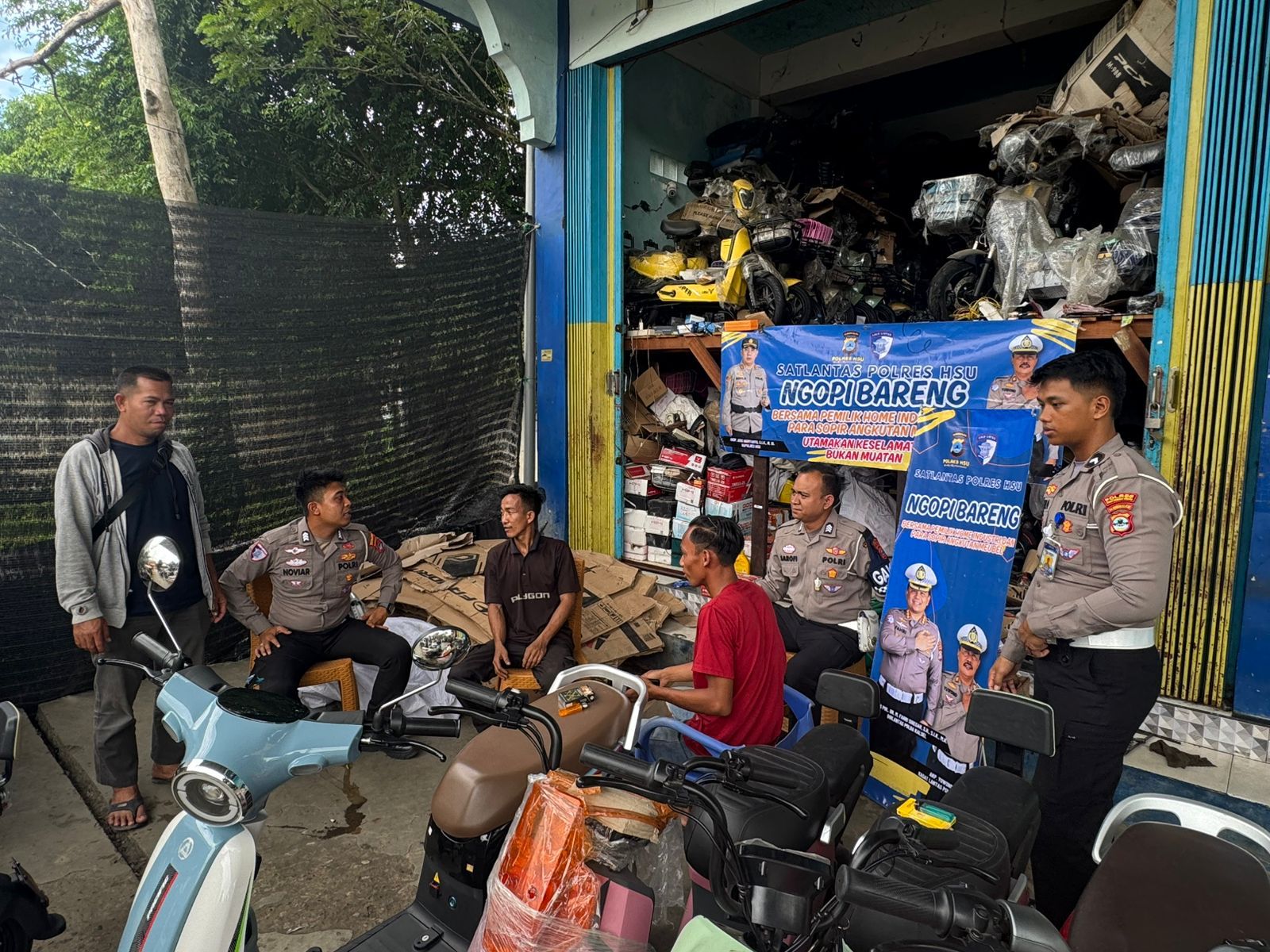 Sat Lantas Polres HSU Gelar “Ngopi Bareng” Bersama Pemilik Home Industri dan Sopir Angkutan Meubel, Wujudkan Sinergi untuk Keselamatan Lalu Lintas