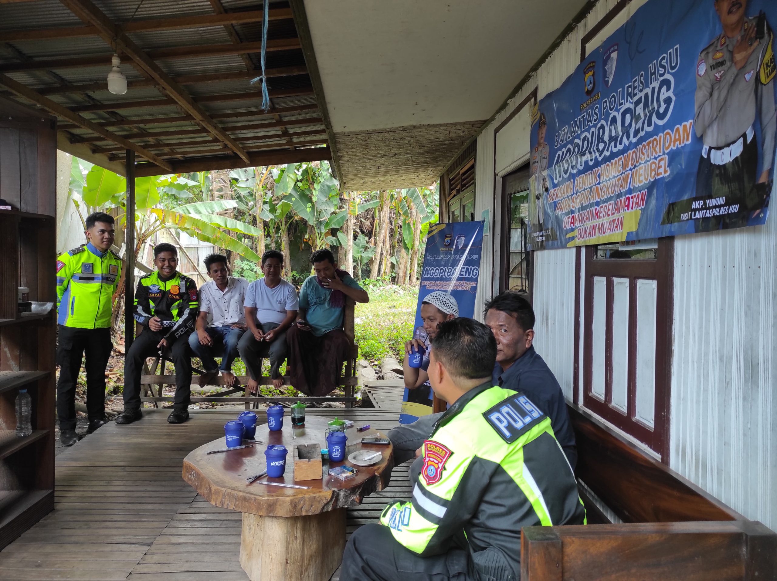 Sat Lantas Polres HSU Gelar Program “Polantas Menyapa” dengan Ngopi Bareng Bersama Pemilik Home Industri dan Sopir Angkutan Meubel