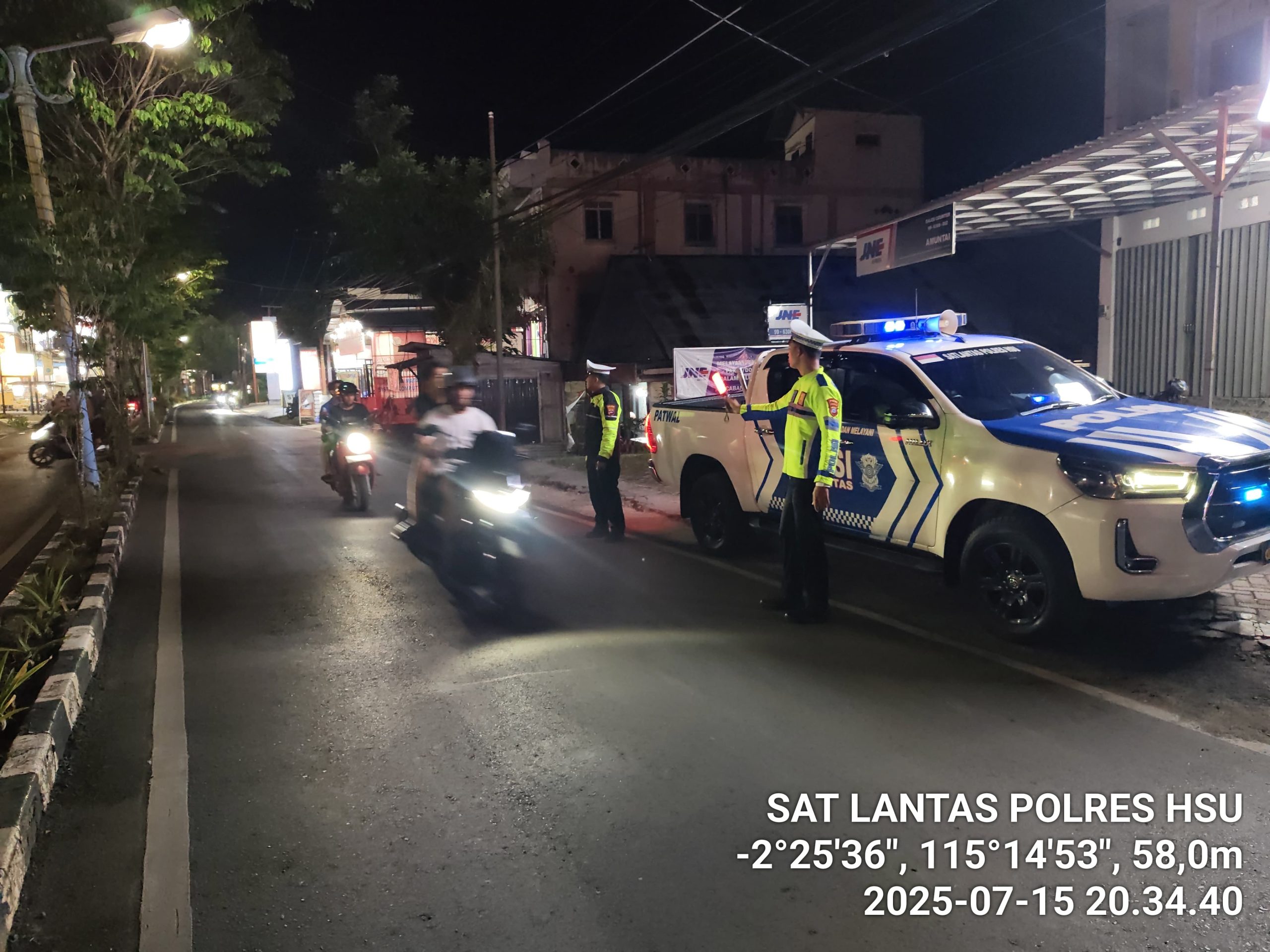 Satlantas Polres HSU Gelar Patroli Malam dan Pengaturan Lalu Lintas di Titik Rawan Dalam Upaya Wujudkan Kamseltibcarlantas Kondusif