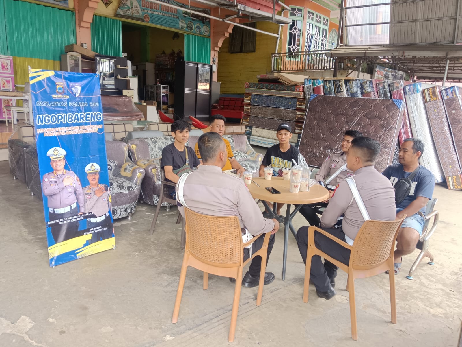 Satlantas Polres HSU Gelar Program Polantas Menyapa: Ngopi Bareng Bersama Pelaku Home Industri dan Sopir Meubel Saat Ops Patuh Intan 2025