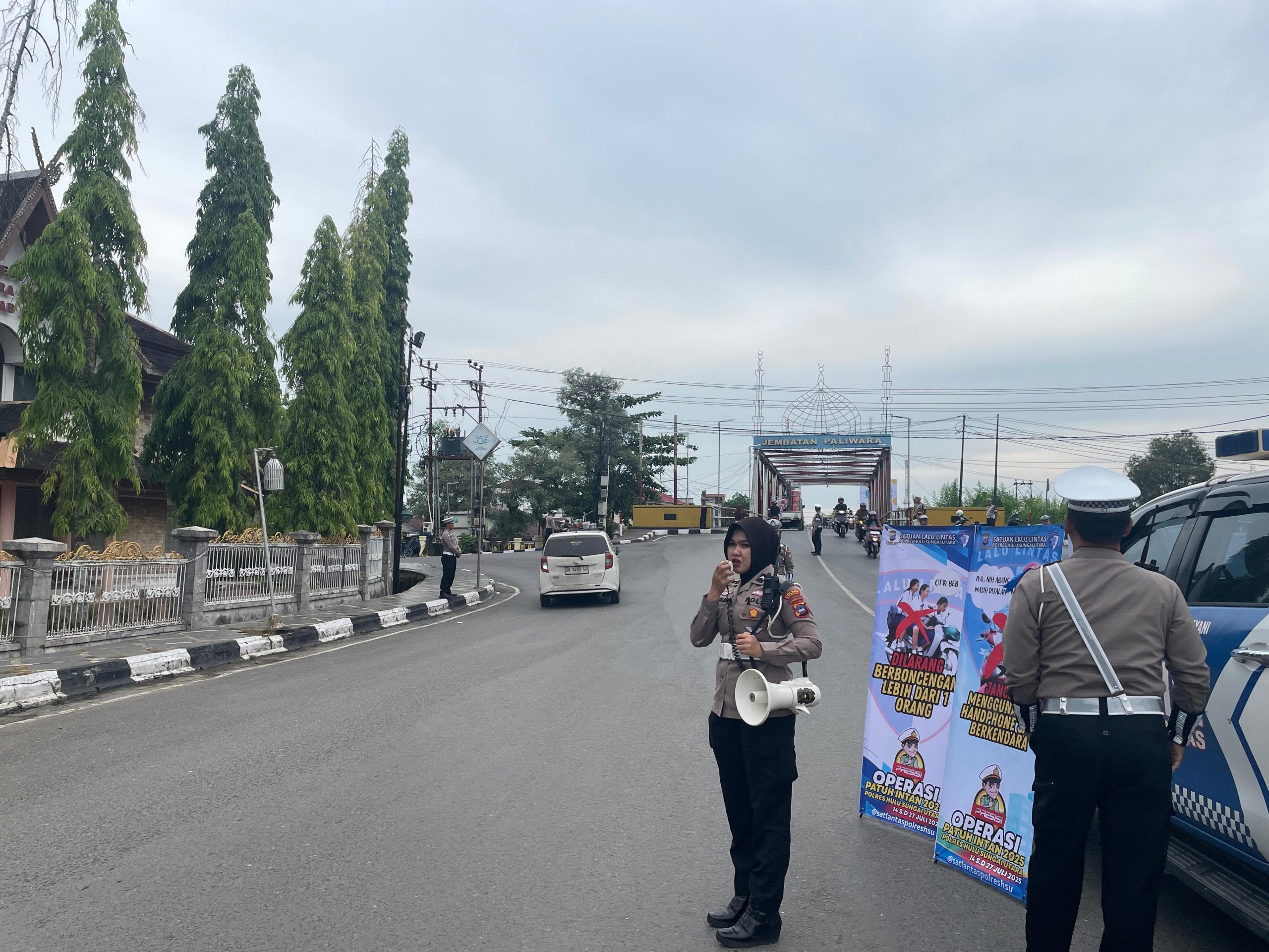 Satlantas Polres HSU Gelar Edukasi dan Pembinaan Lalu Lintas di Bundaran Amuntai Dalam Rangka Ops Patuh Intan 2025