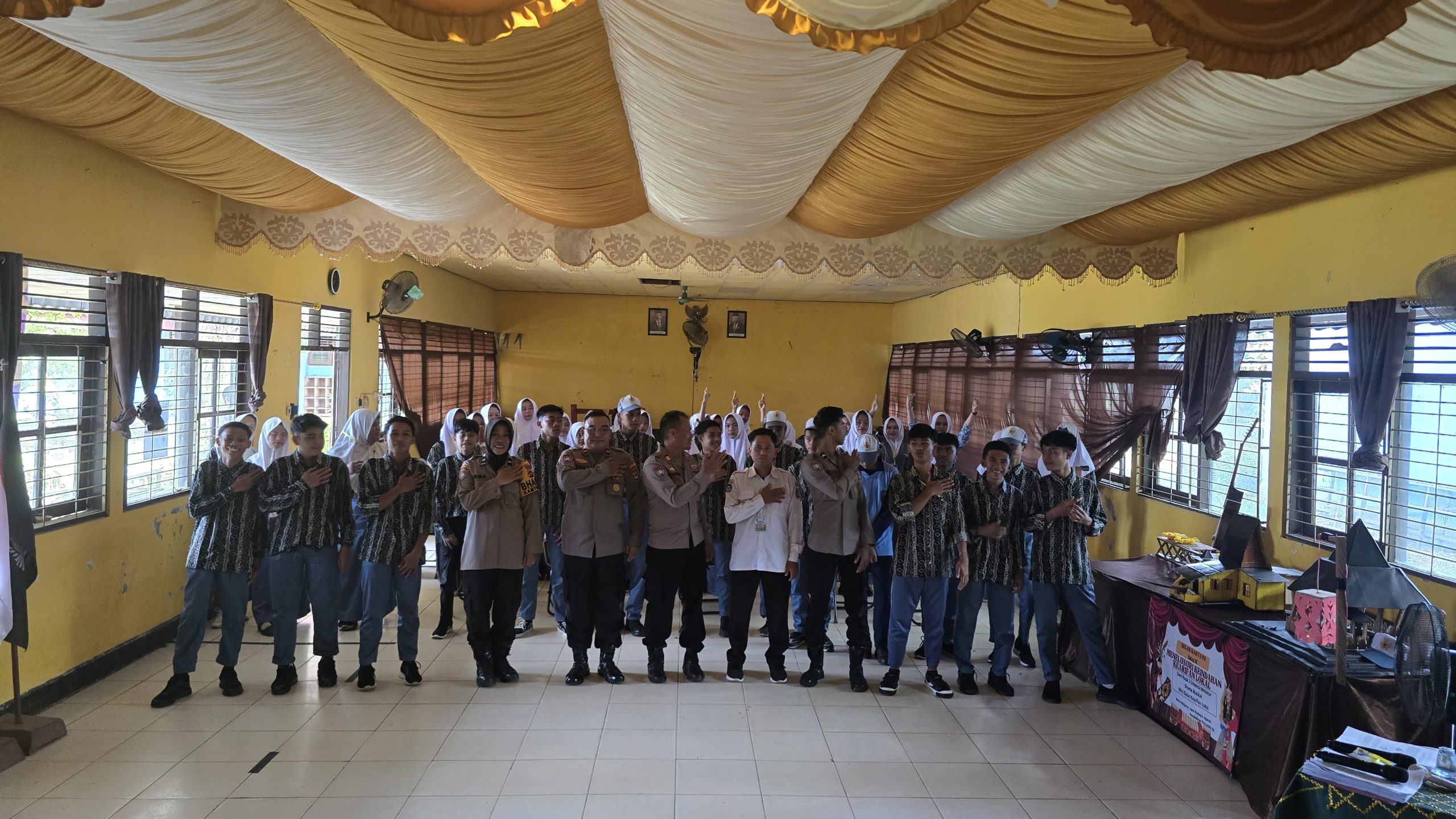 Polres HSU Sosialisasikan Tertib Lalu Lintas dan Bahaya Narkoba Kepada Siswa Baru SMAN 2 Amuntai