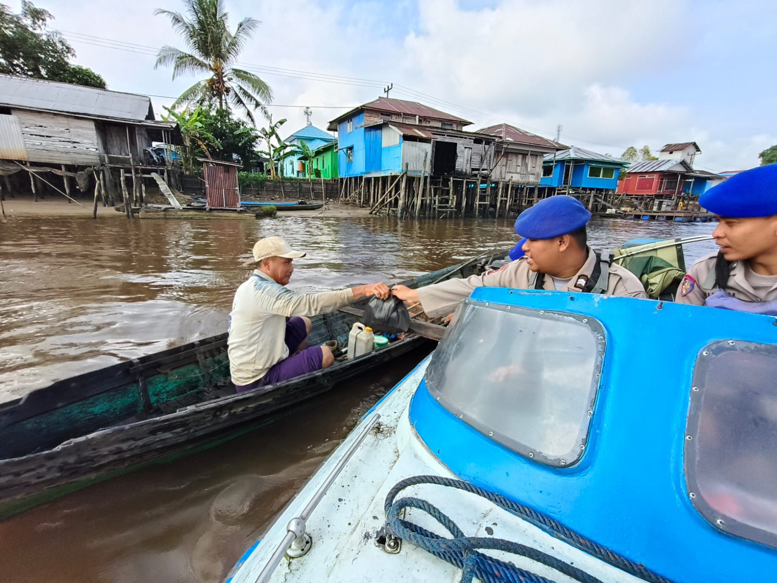 Sat Polairud Polres HSU Gelar Jumat Berkah, Bagikan Sembako di Wilayah Sungai Barito dan Desa Paminggir