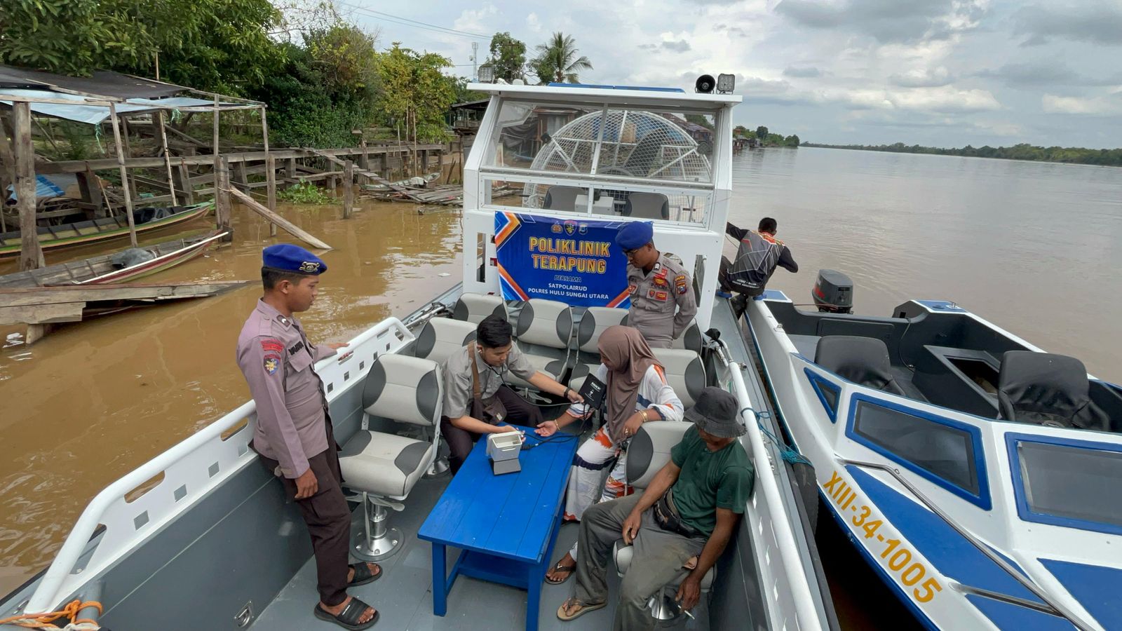 Sat Polairud Polres HSU Bersama Puskesmas Gelar Klinik Terapung di Paminggir, Wujudkan Pelayanan Kesehatan Dekatkan Diri ke Masyarakat Perairan