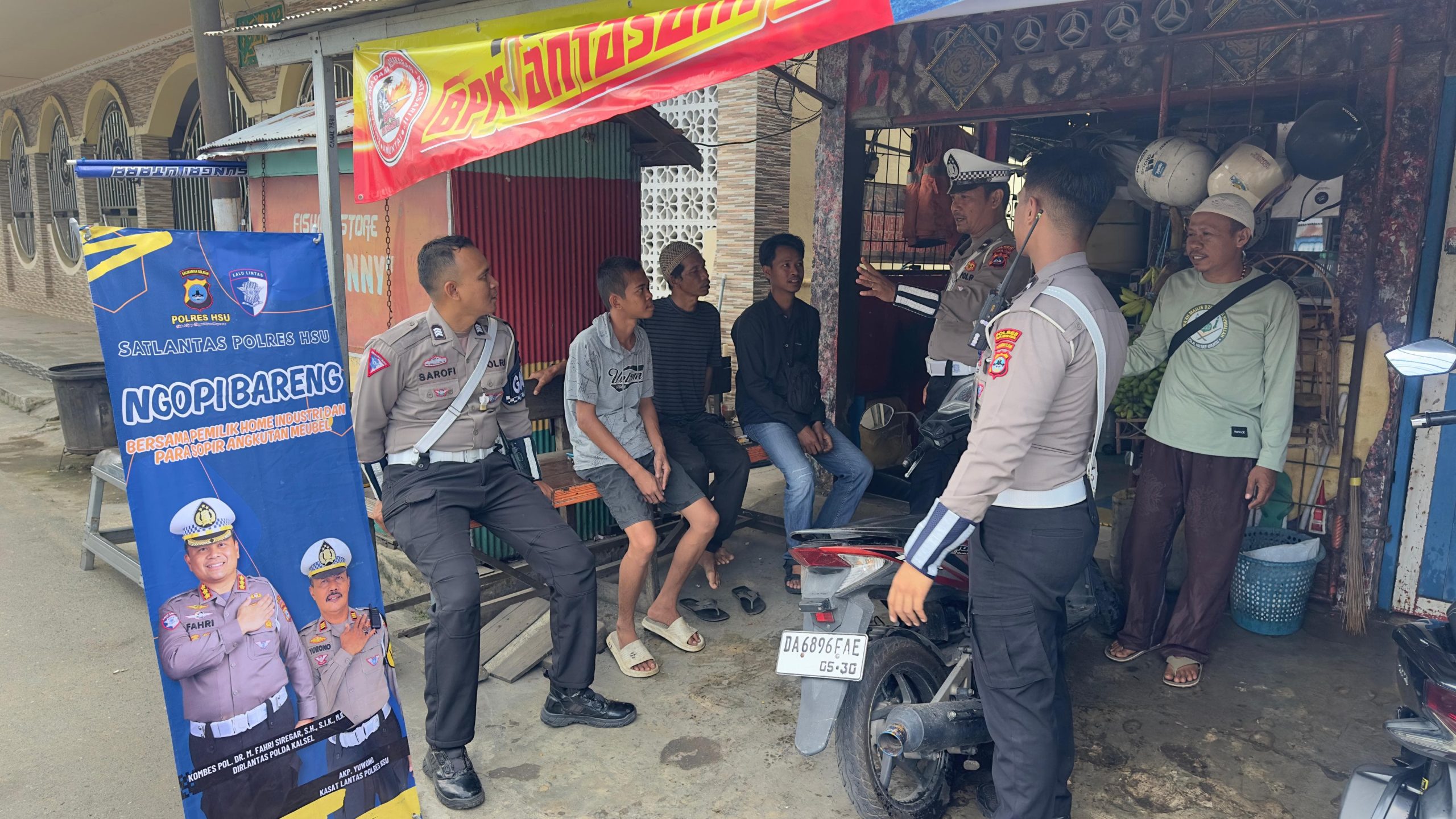 Sat Lantas Polres HSU Gelar “Ngopi Bareng” Bersama Pemilik Home Industri dan Sopir Angkutan Mebel dalam Ops Patuh Intan 2025