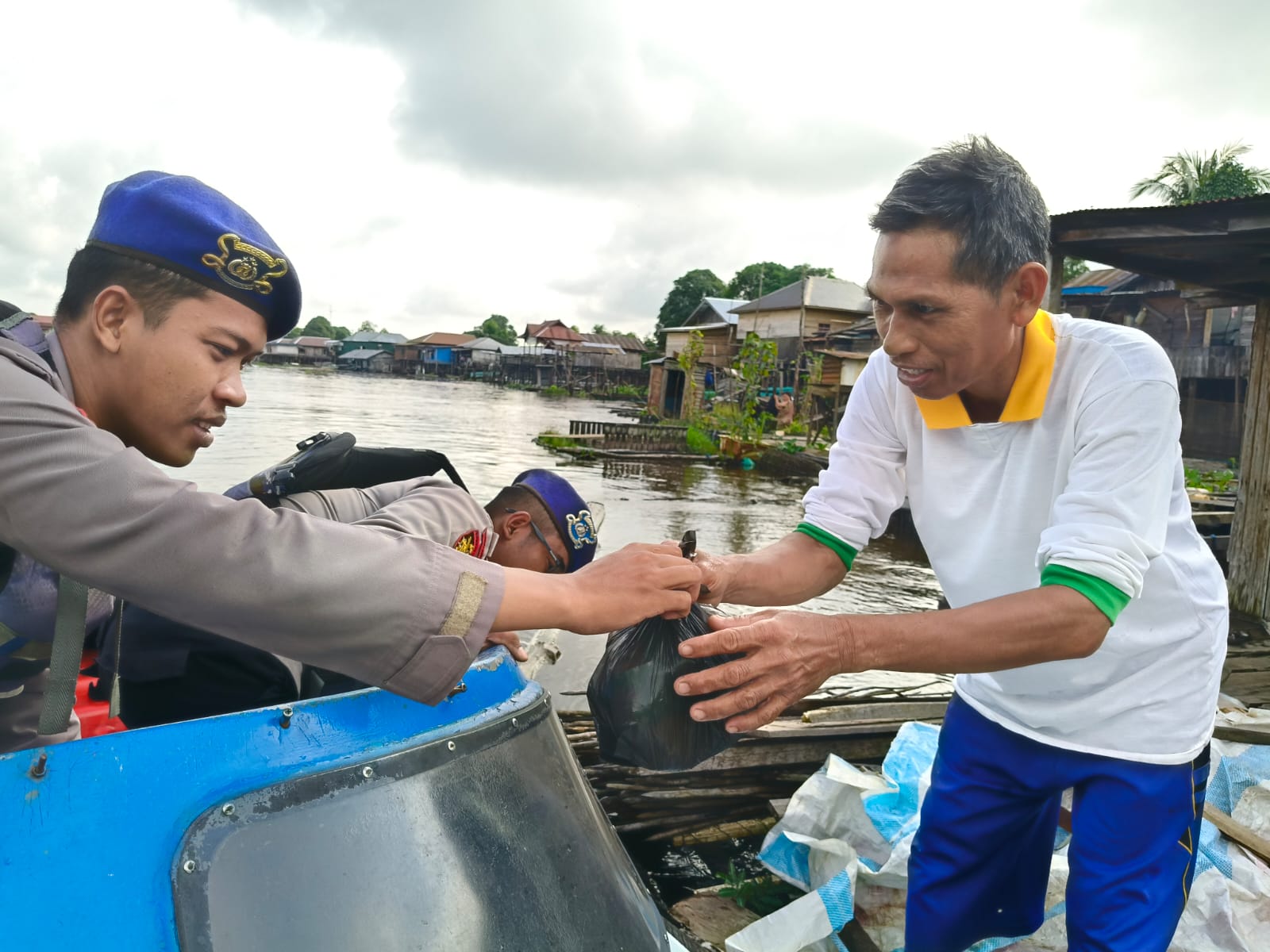 Berlayar Menyusuri Sungai, Menyentuh Hati Warga, Sat Polairud Polres HSU Gelar Jumat Berkah