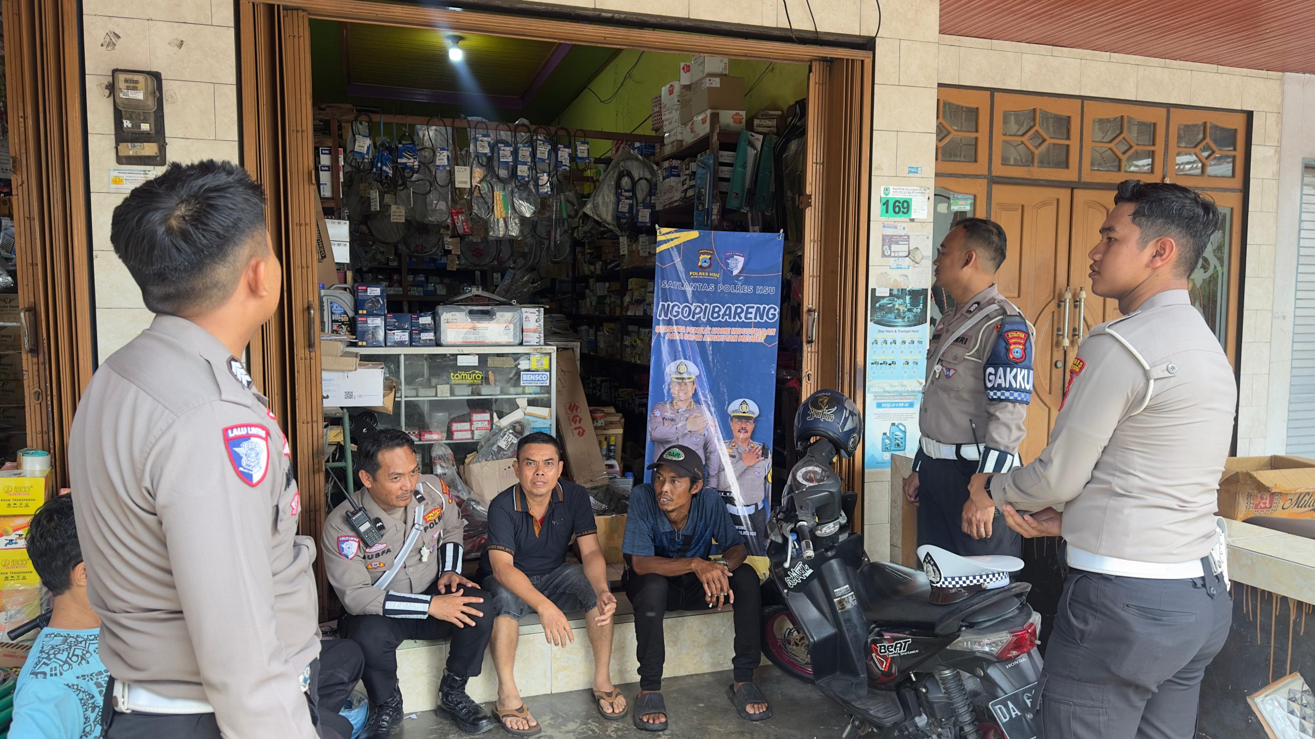 Sat Lantas Polres HSU Gelar “Polantas Menyapa” dengan Ngopi Bareng Sopir Angkutan Mebel dan Pelaku Home Industri di Ops Patuh Intan 2025