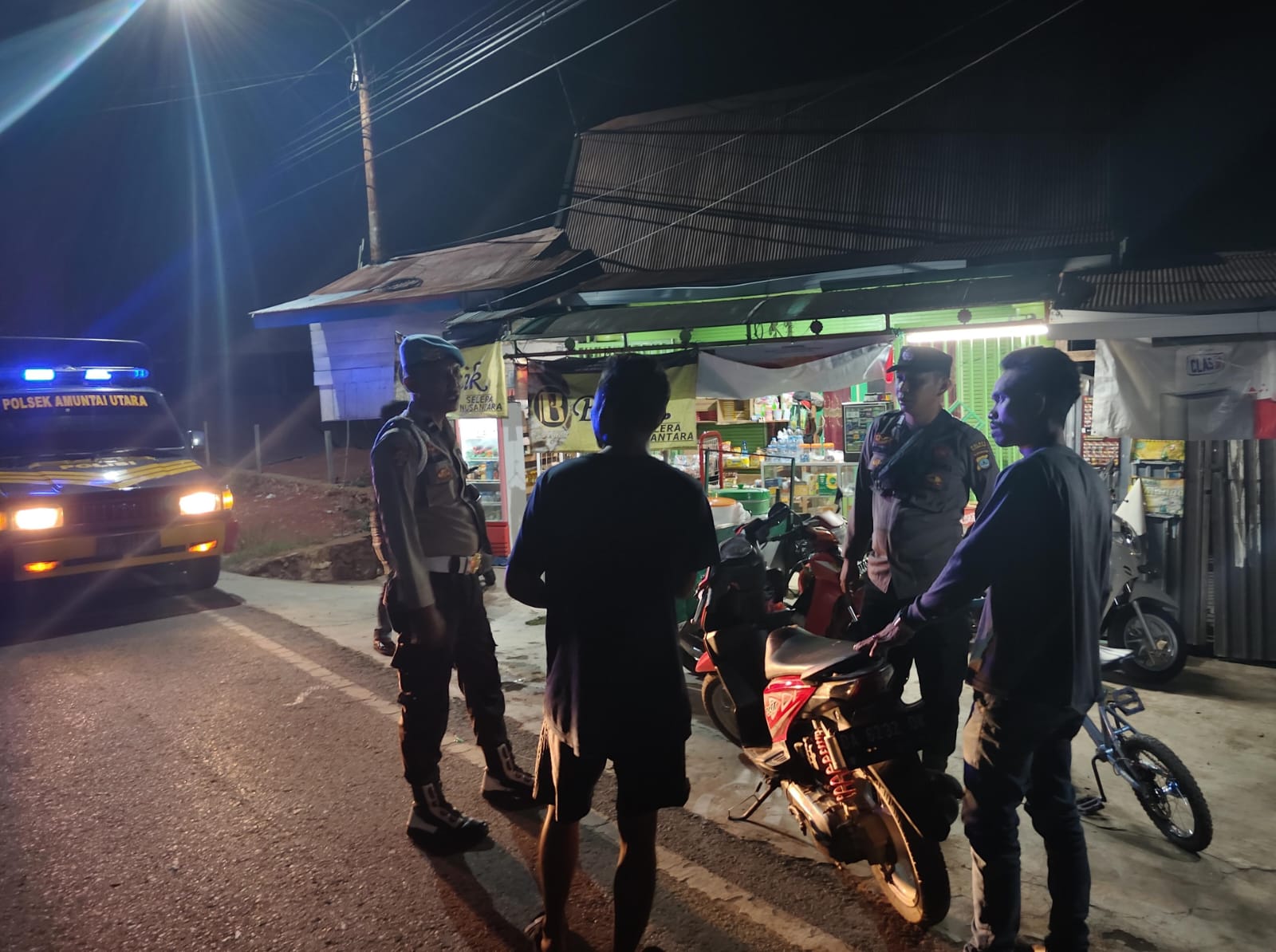 Polsek Amuntai Utara Gencarkan Patroli Dialogis dan Sambang Malam Wujudkan Kamtibmas Kondusif