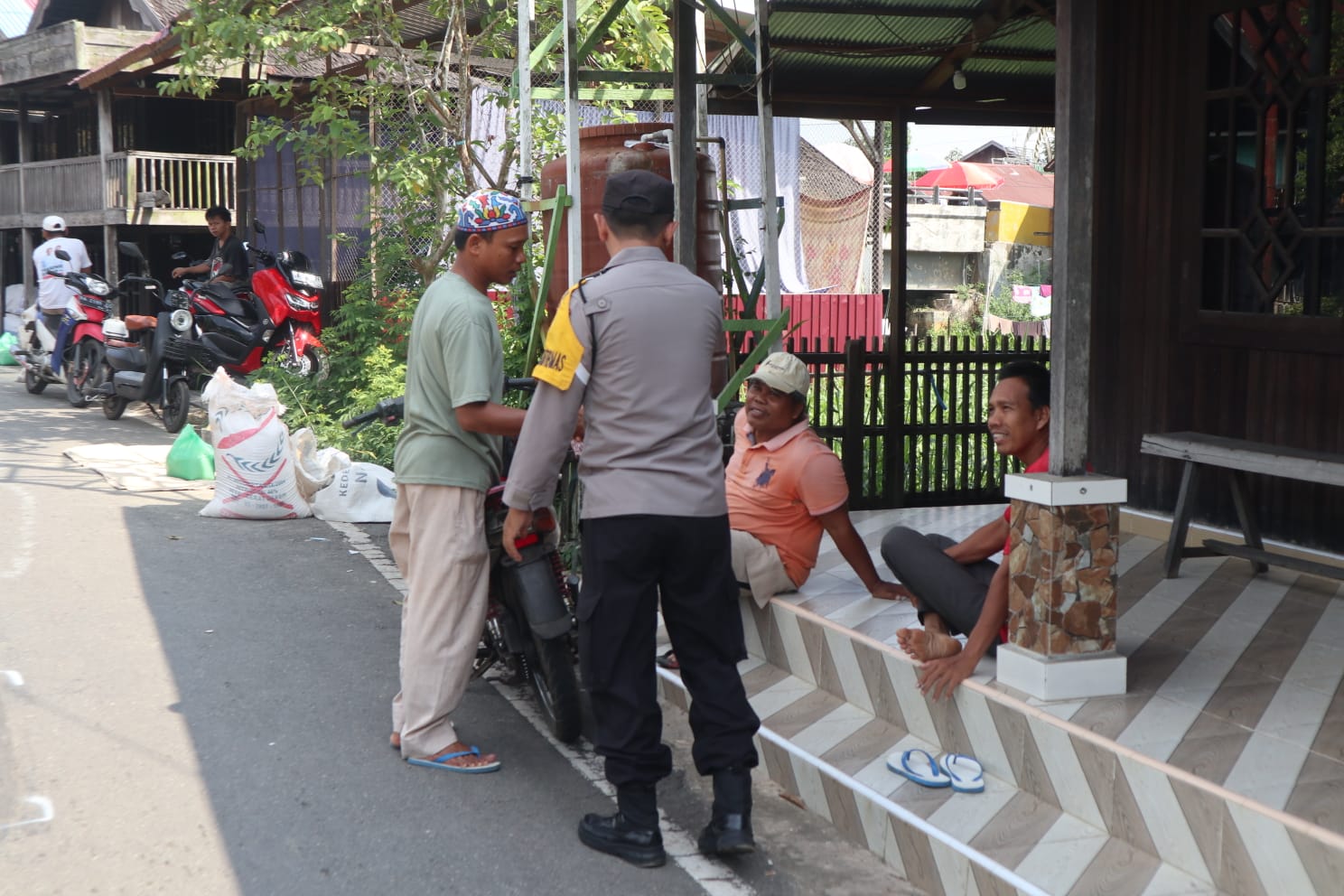 Polsek Sungai Pandan Sambangi Warga Pasar Sabtu, Wujudkan Polri Presisi dan Kamtibmas Kondusif