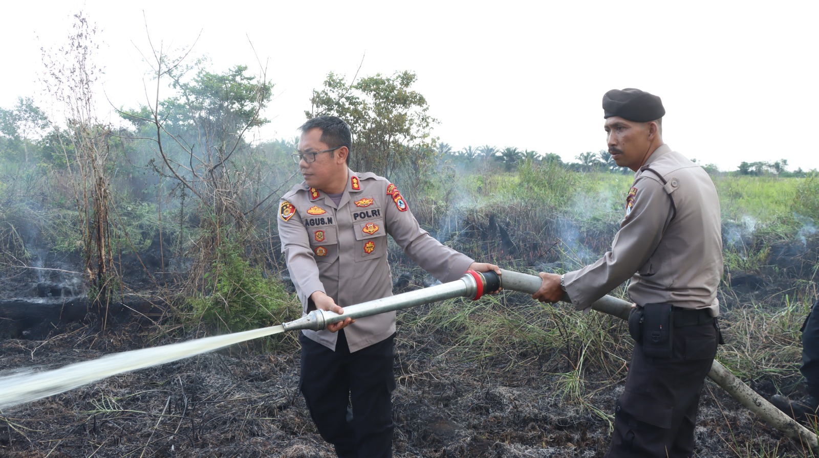 Sigap Padamkan Karhutla, Kapolres HSU Tanggap Cepat Amankan Kebakaran Lahan Gambut di Desa Beringin