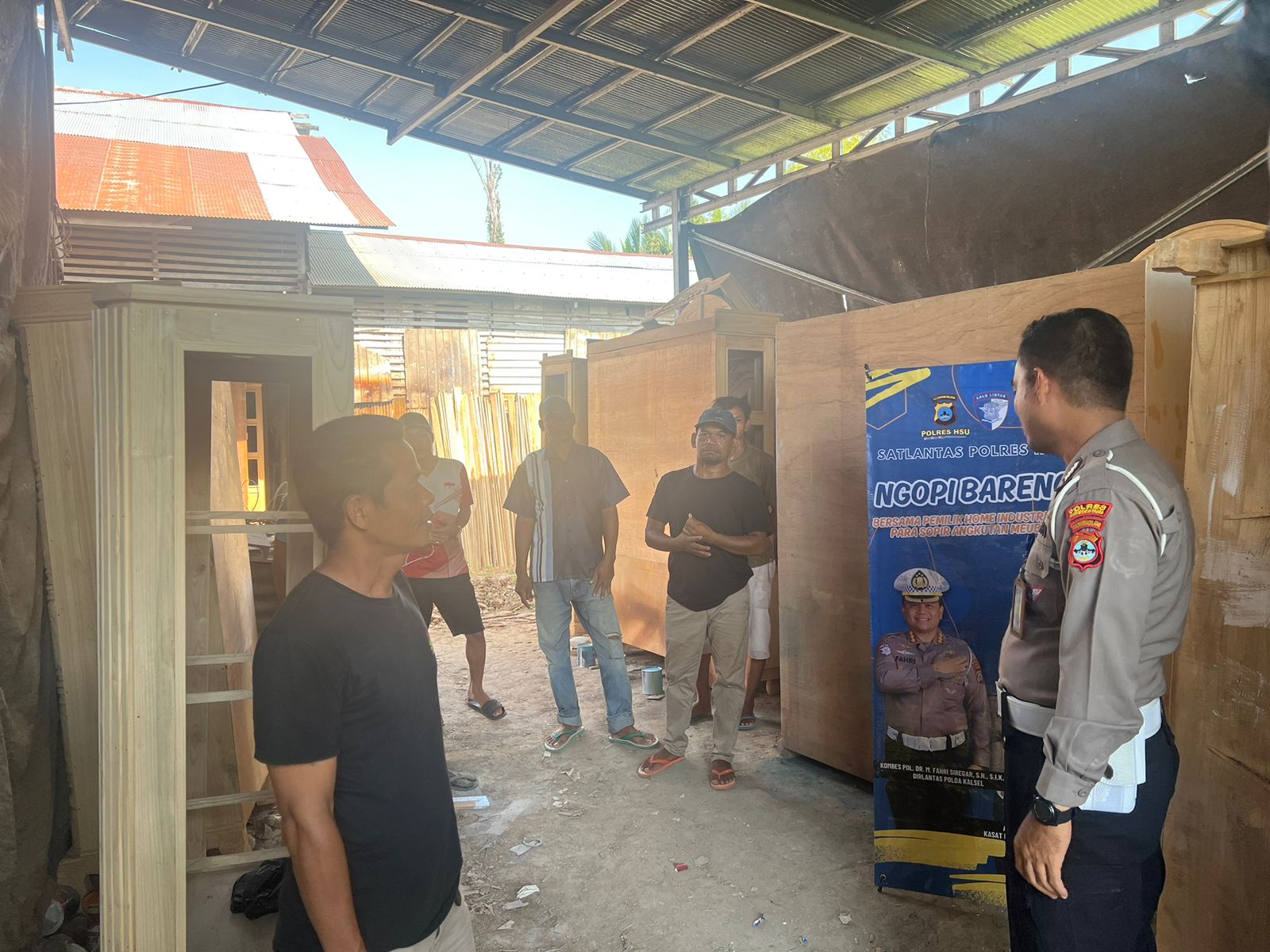 Sat Lantas Polres HSU Gelar “Ngopi Bareng” dengan Pemilik Home Industri dan Sopir Angkutan Mebel, Bangun Sinergi untuk Keselamatan Lalu Lintas