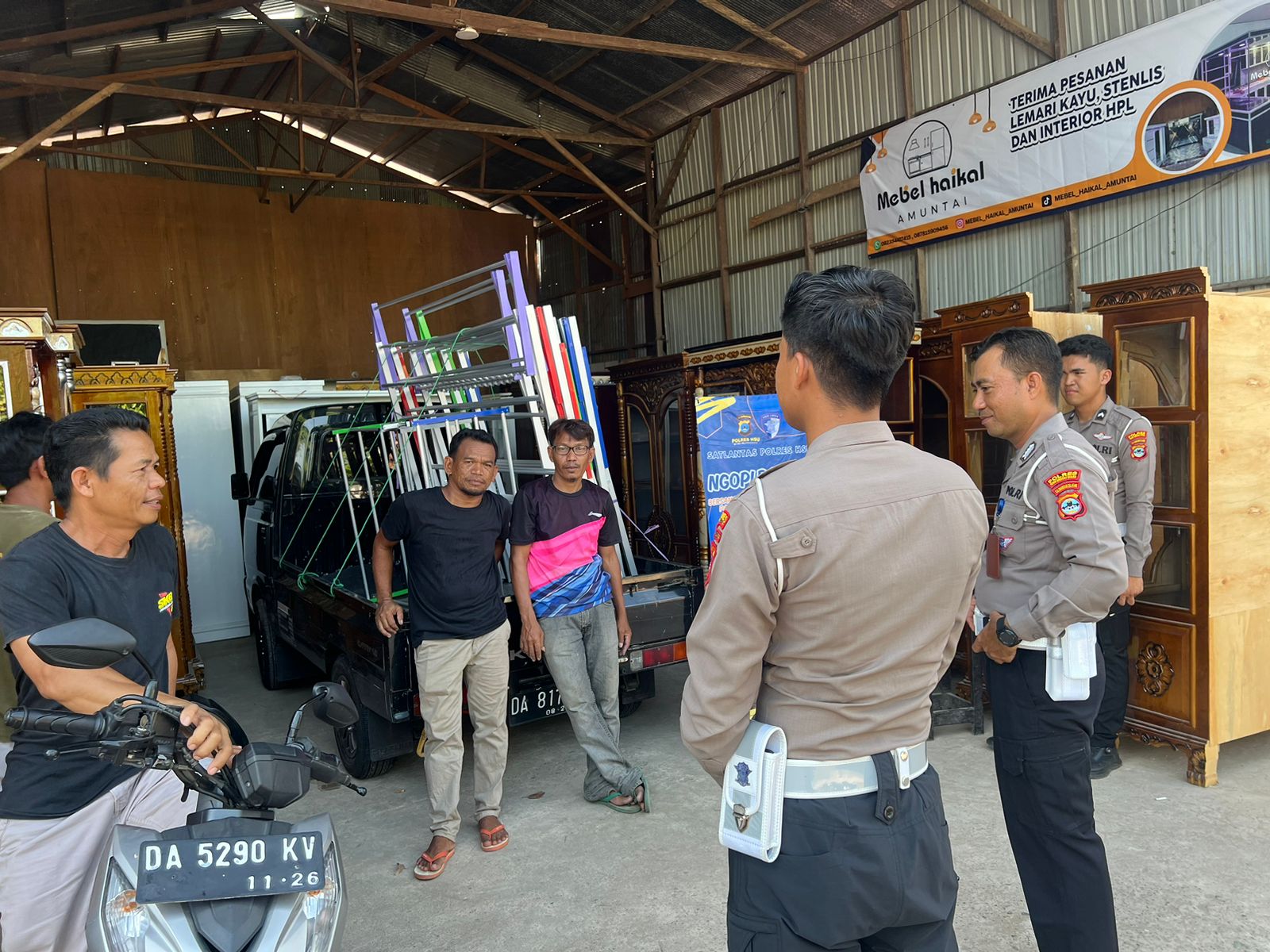 Sat Lantas Polres HSU Gelar “Ngopi Bareng” Bersama Pelaku Home Industri dan Sopir Angkutan Mebel, Bangun Kemitraan dan Edukasi Keselamatan Lalu Lintas