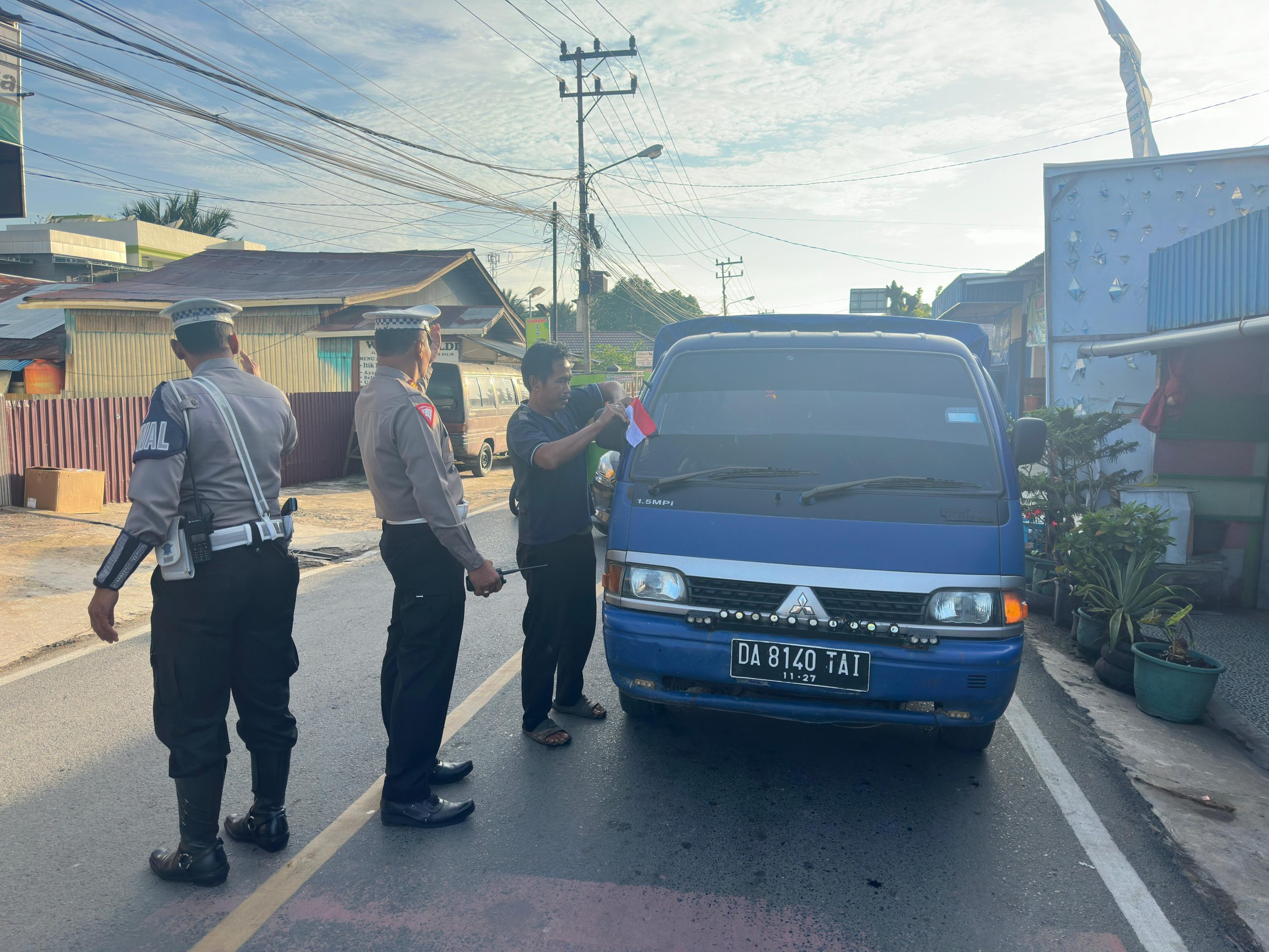 Satlantas Polres HSU Memasang Bendera Merah Putih di Mobil dan Sepeda Motor untuk Menyemarakkan Semangat Kemerdekaan