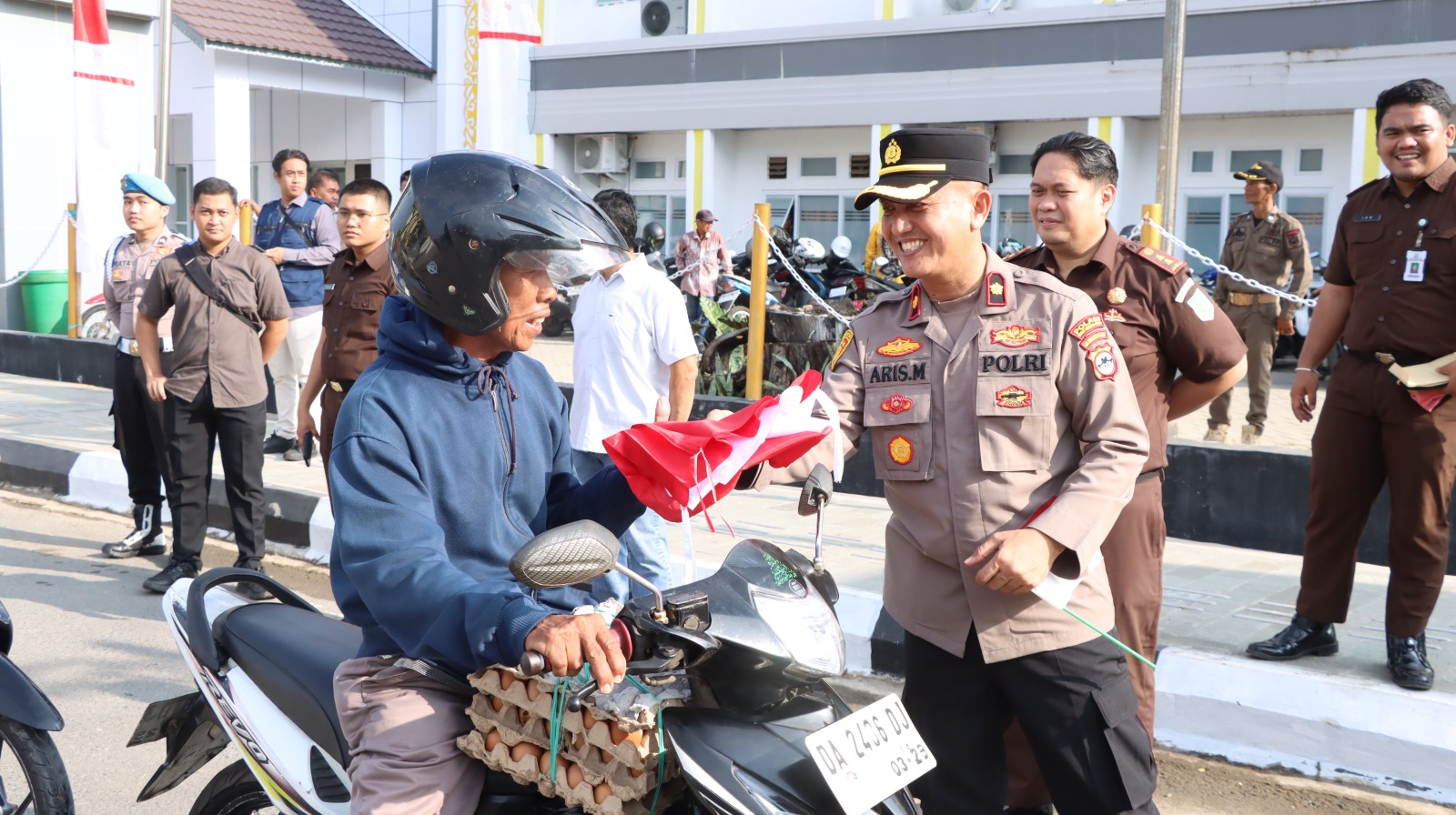 Pemerintah Kabupaten HSU Gelar Aksi Pembagian Bendera Merah Putih, Tingkatkan Nasionalisme Menjelang HUT RI ke-80