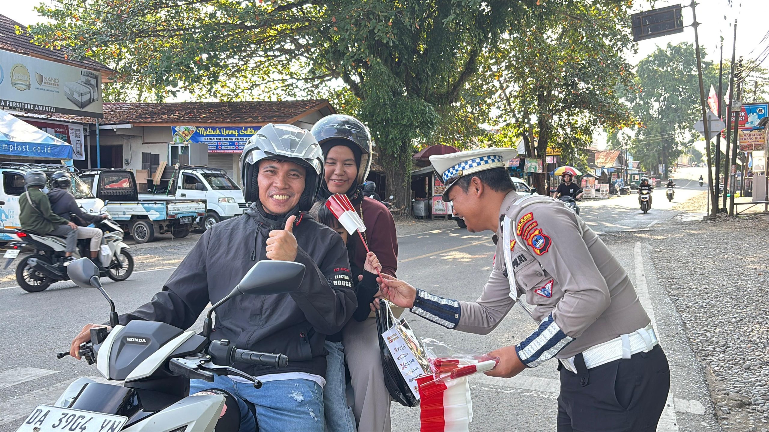 Sat Lantas Polres HSU Giat “Polantas Menyapa”, Bagikan Bendera Merah Putih dan Mawar, Semarakkan Jelang HUT RI ke-80