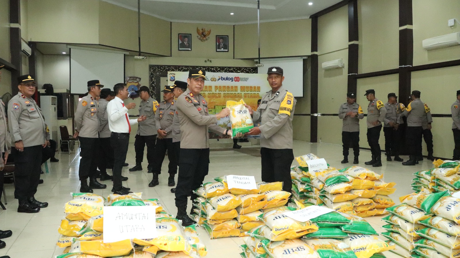 POLRES HSU SALURKAN BERAS BULOG UNTUK BHABINKAMTIBMAS DALAM RANGKA GERAKAN PANGAN MURAH (GPM)