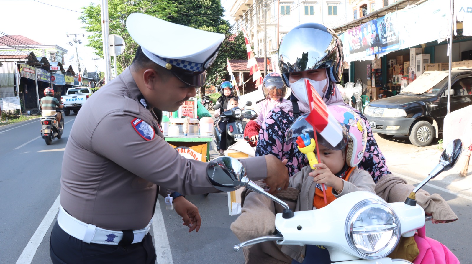 Sat Lantas Polres HSU Gelar “Gerakan Polantas Menyapa” Sambut Hari Kemerdekaan RI, Bagikan Bendera Merah Putih dan Mawar kepada Pengguna Jalan