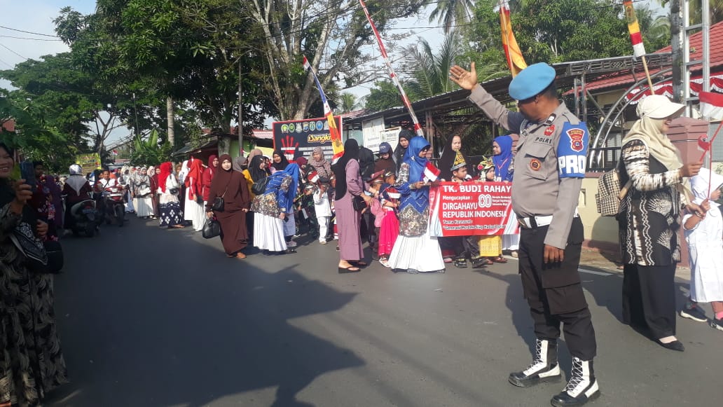 Polsek Amuntai Selatan Amankan Jalan Santai TP PKK dan Dharma Wanita Persatuan Peringati HUT RI ke-80