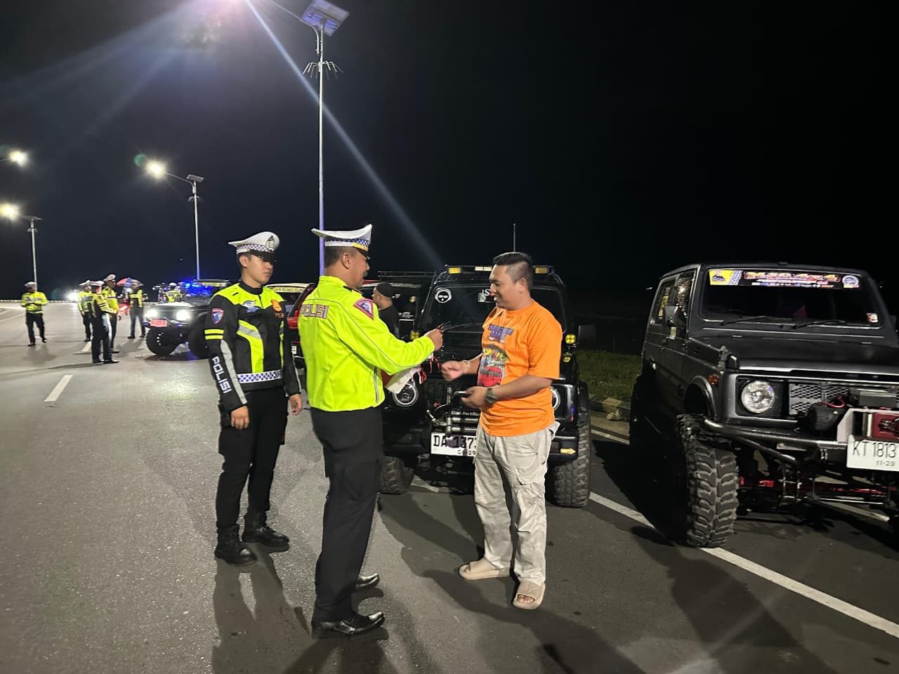 Satlantas Polres HSU Gelar Gerakan Polantas Menyapa, Bagikan Bendera Merah Putih kepada Komunitas Otomotif Jelang HUT RI ke-80
