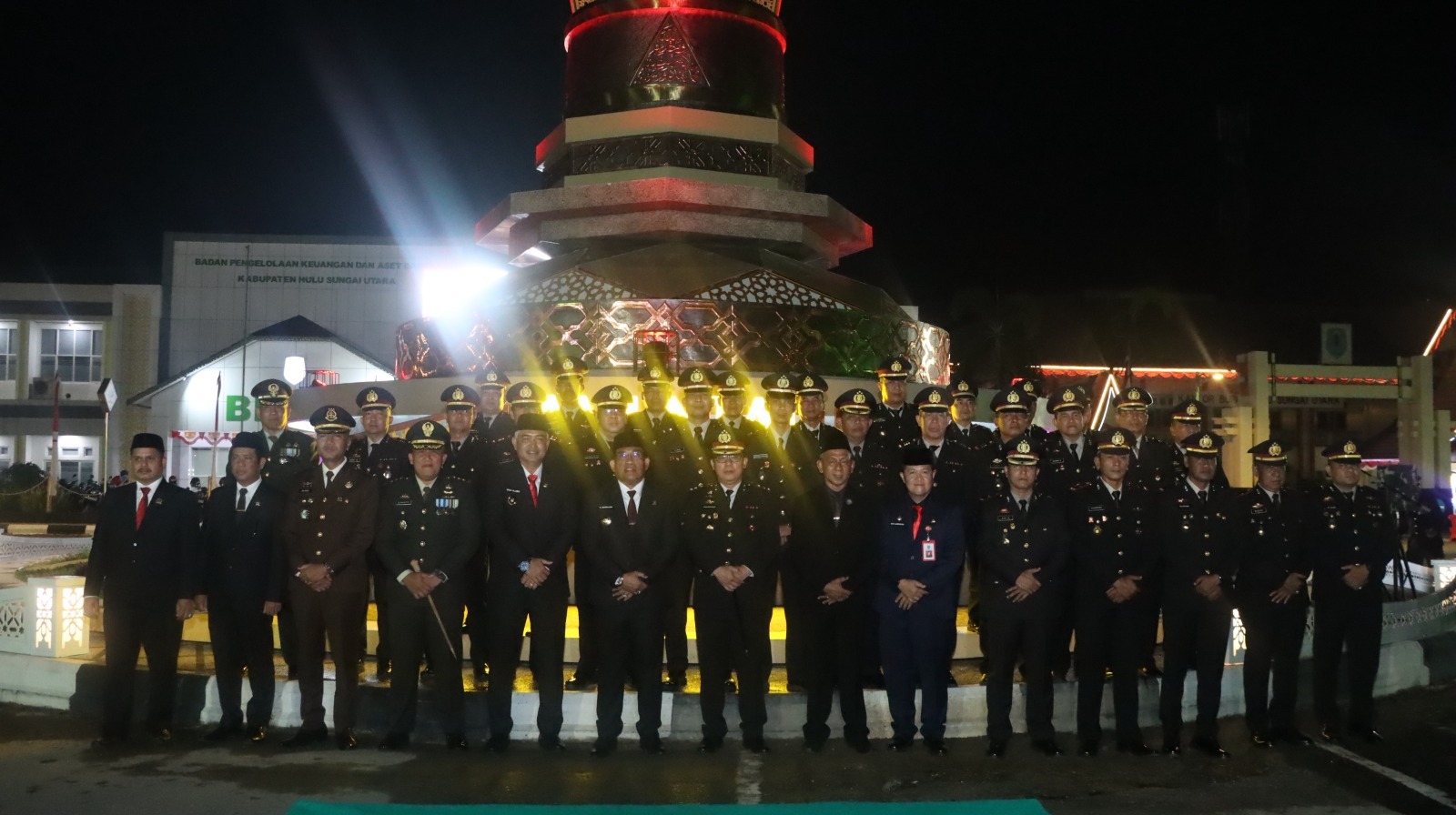 Kapolres HSU Ikuti Upacara Taptu dan Pawai Obor HUT RI ke-80 di Kabupaten Hulu Sungai Utara